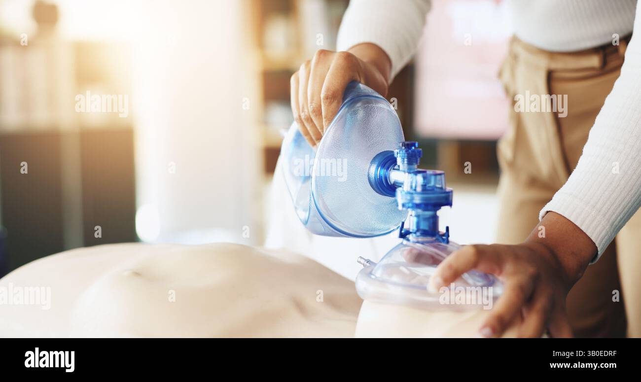 Enseignement, rcp et mains avec masque, mannequin et leçon pour aider en urgence, soins de santé et démonstration. Cours, personne et instructeur avec ventilateur Banque D'Images