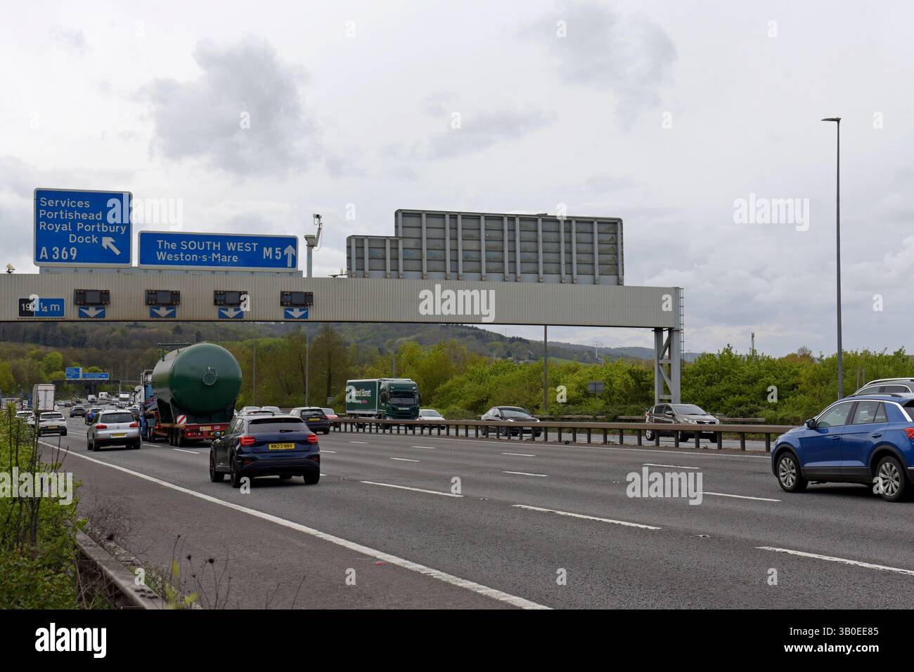 Circulation sur l'autoroute M5 quittant Avonmouth Bridge, Bristol, en approchant Gordano services, Portishead et Royal Portbury Docks, sortie 19 Banque D'Images
