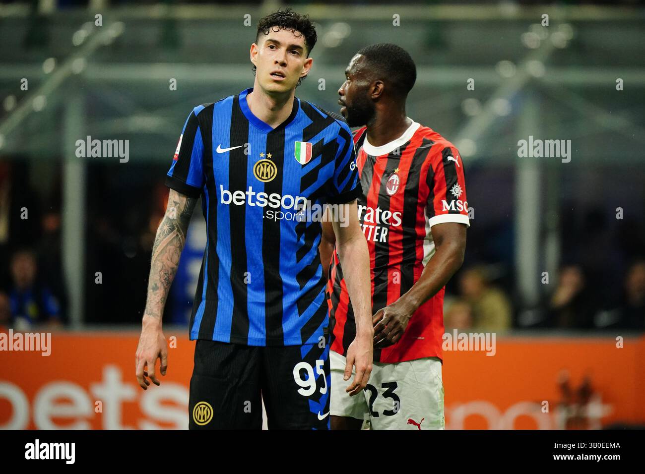 Alessandro Bastoni (FC Inter) lors de la Coupe d'Italie, Coppa Italia, demi-finale, match de 2e manche entre le FC Internazionale et l'AC Milan le 23 avril 2025 au stade Giuseppe Meazza de Milan, Italie. Crédit : Luca Rossini/E-Mage/Alamy Live News Banque D'Images Alessandro Bastoni (FC Inter) lors de la Coupe d'Italie, Coppa Italia, demi-finale, match de 2e manche entre le FC Internazionale et l'AC Milan le 23 avril 2025 au stade Giuseppe Meazza de Milan, Italie. Crédit : Luca Rossini/E-Mage/Alamy Live News Banque D'Images