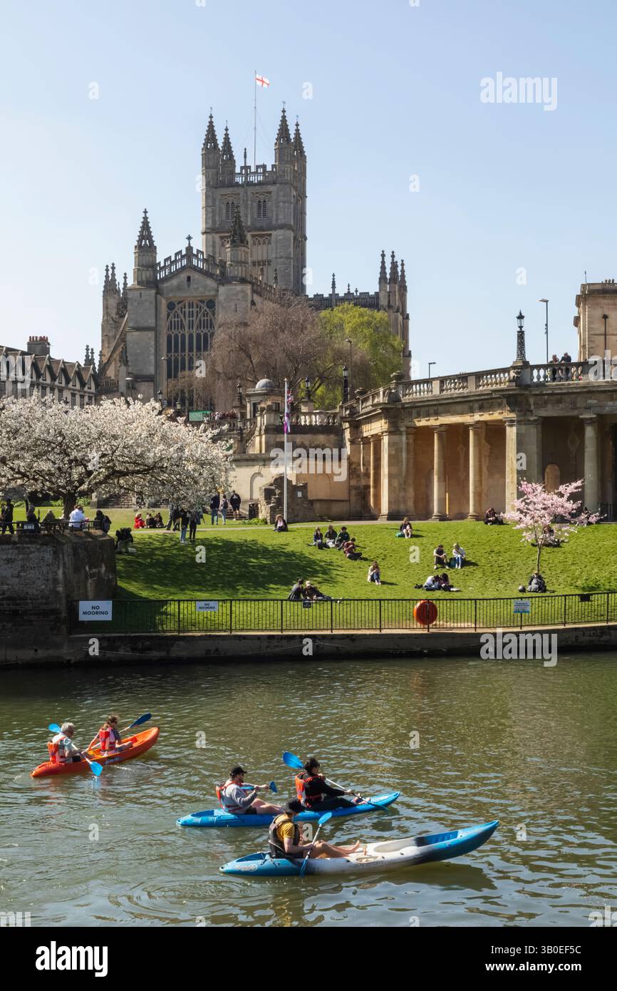 Angleterre, Somerset, Bath, la rivière Avon et la cathédrale Banque D'Images