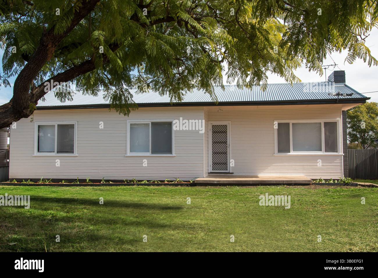 extérieur d'une maison du milieu du siècle Banque D'Images