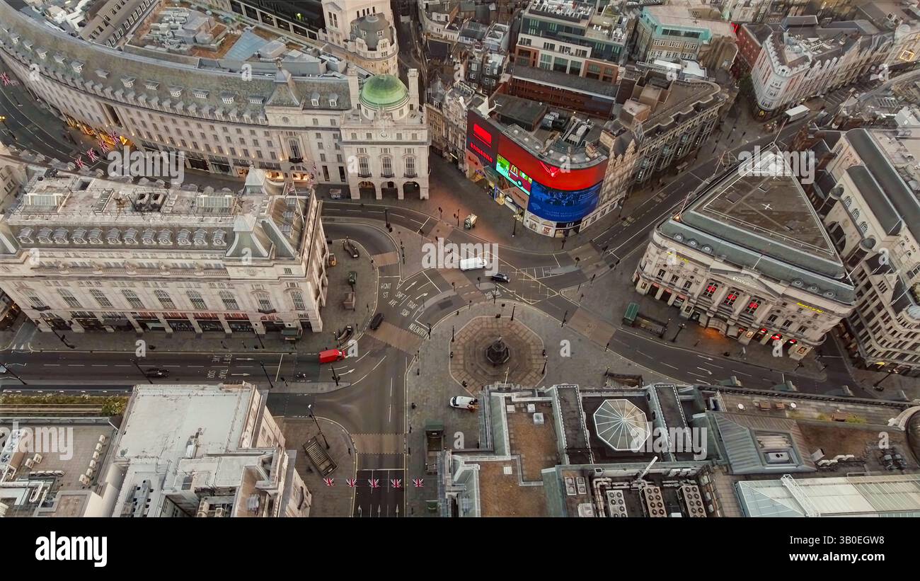 Superbe vue aérienne de Piccadilly Circus à Londres au lever du soleil, avec des rues vides, des panneaux d'affichage LED emblématiques et une architecture historique en Angleterre, au Royaume-Uni Banque D'Images