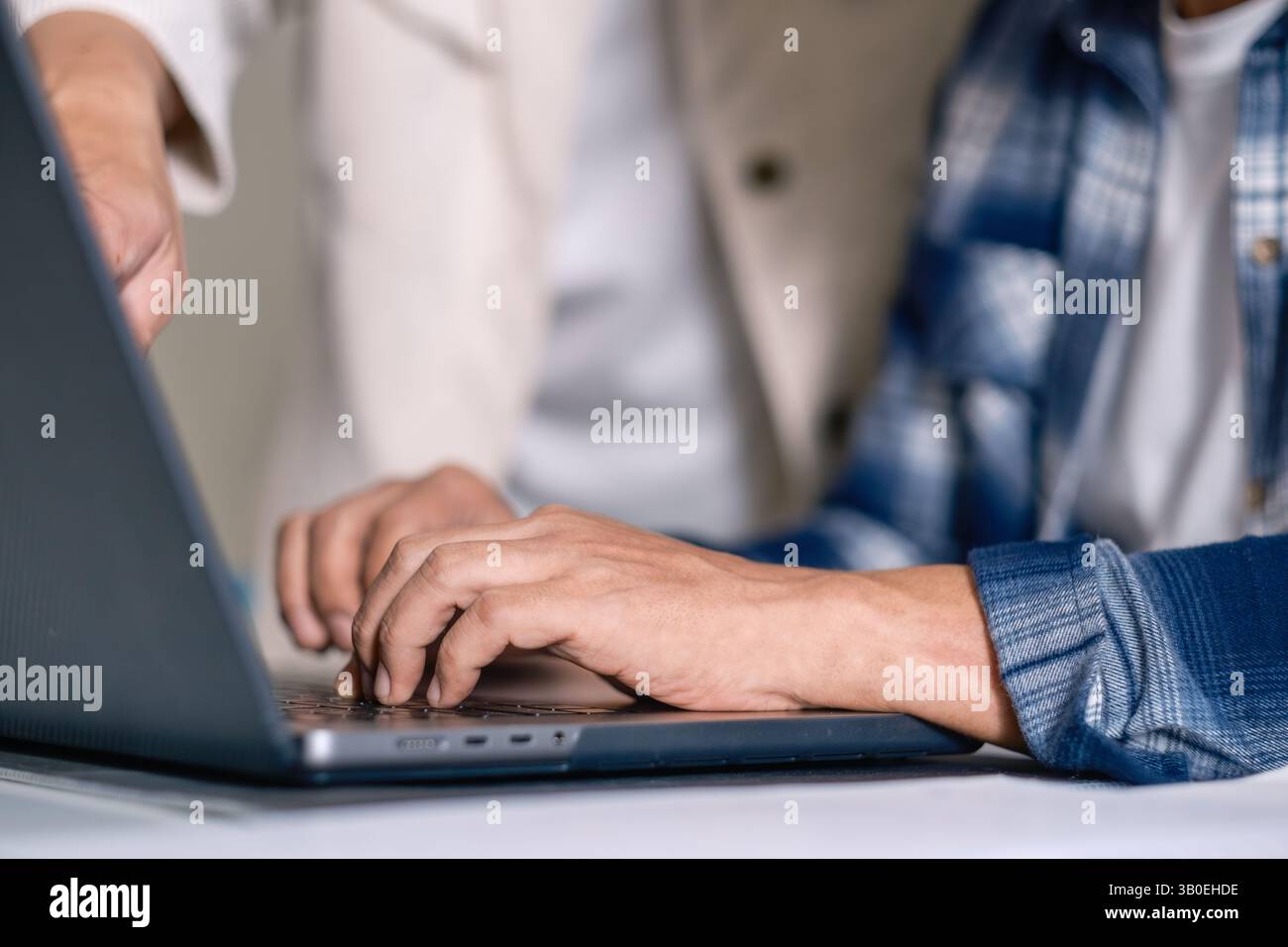 Homme senior participant à un bootcamp de programmation informatique, améliorant les compétences et apprenant le codage Banque D'Images
