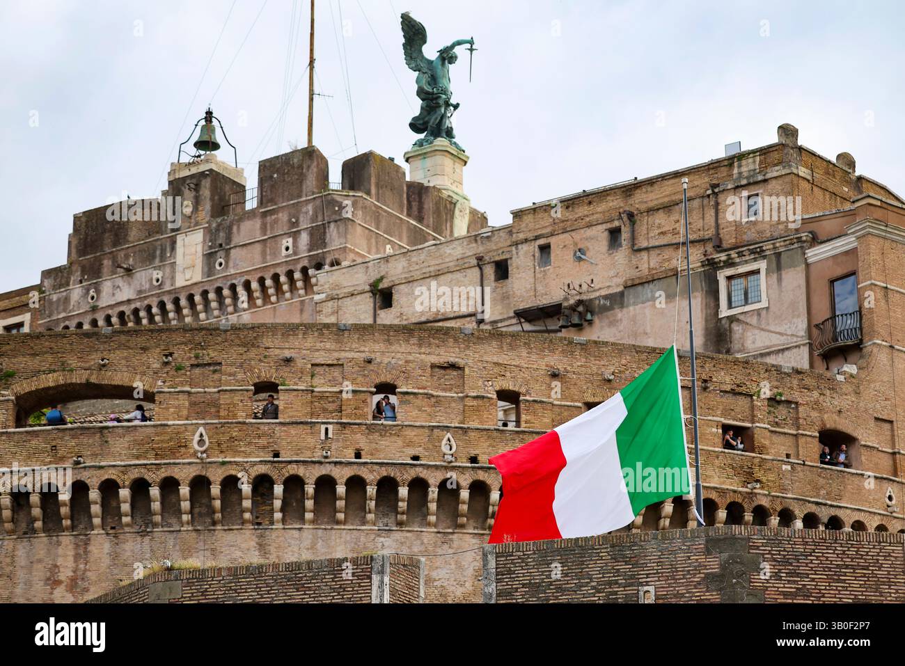 ROM, Italie. 24 avril 2025. Le drapeau italien est suspendu en Berne au Castel Sant'Angelo. Crédit : Christoph Reichwein/dpa/Alamy Live News Banque D'Images