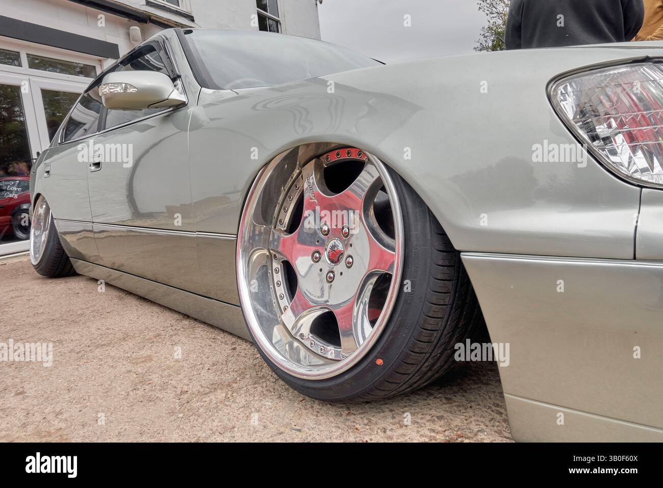 LEXUS LS400 V8 2000 personnalisé et abaissé avec système de suspension hydrolastique et modification du carrossage négatif des roues. Banque D'Images