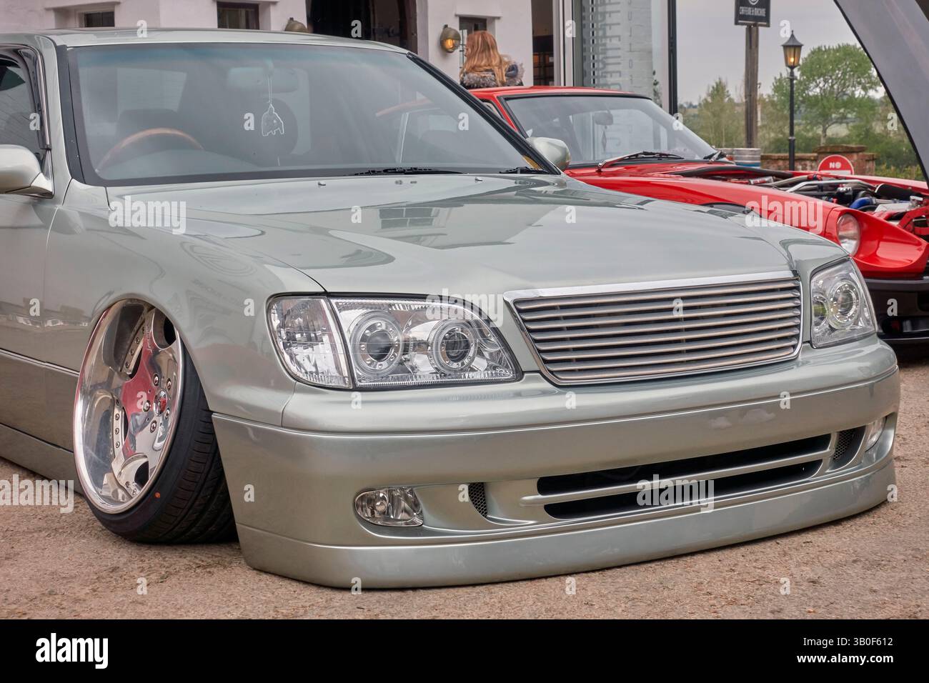 LEXUS LS400 V8 2000 personnalisé et abaissé avec système de suspension hydrolastique et modification du carrossage négatif des roues. Banque D'Images