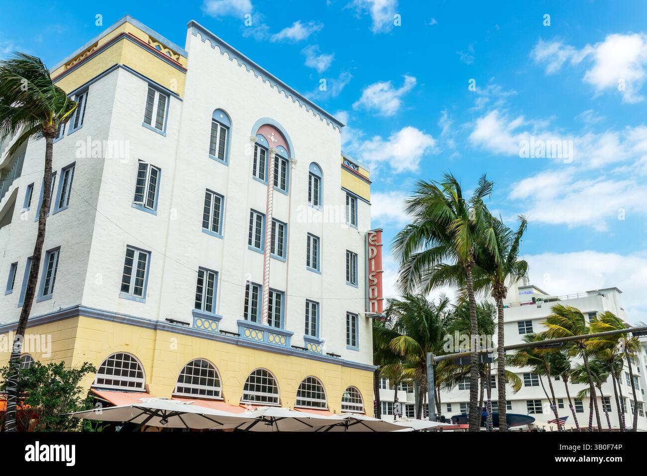 Façade du bâtiment de l'hôtel Edison dans le quartier Art déco, architecture Art déco à Miami Beach, Floride Banque D'Images