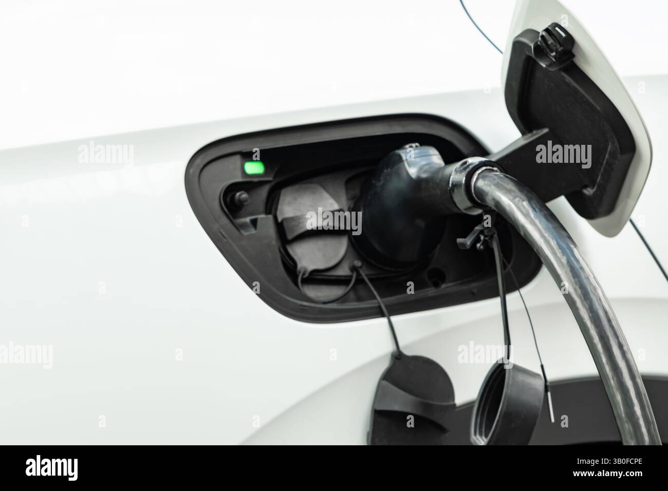 Gros plan sur la station de recharge moderne de véhicule électrique. Borne de recharge écologique de véhicule électrique avec la technologie moderne et l'énergie propre dans CIT urbain Banque D'Images