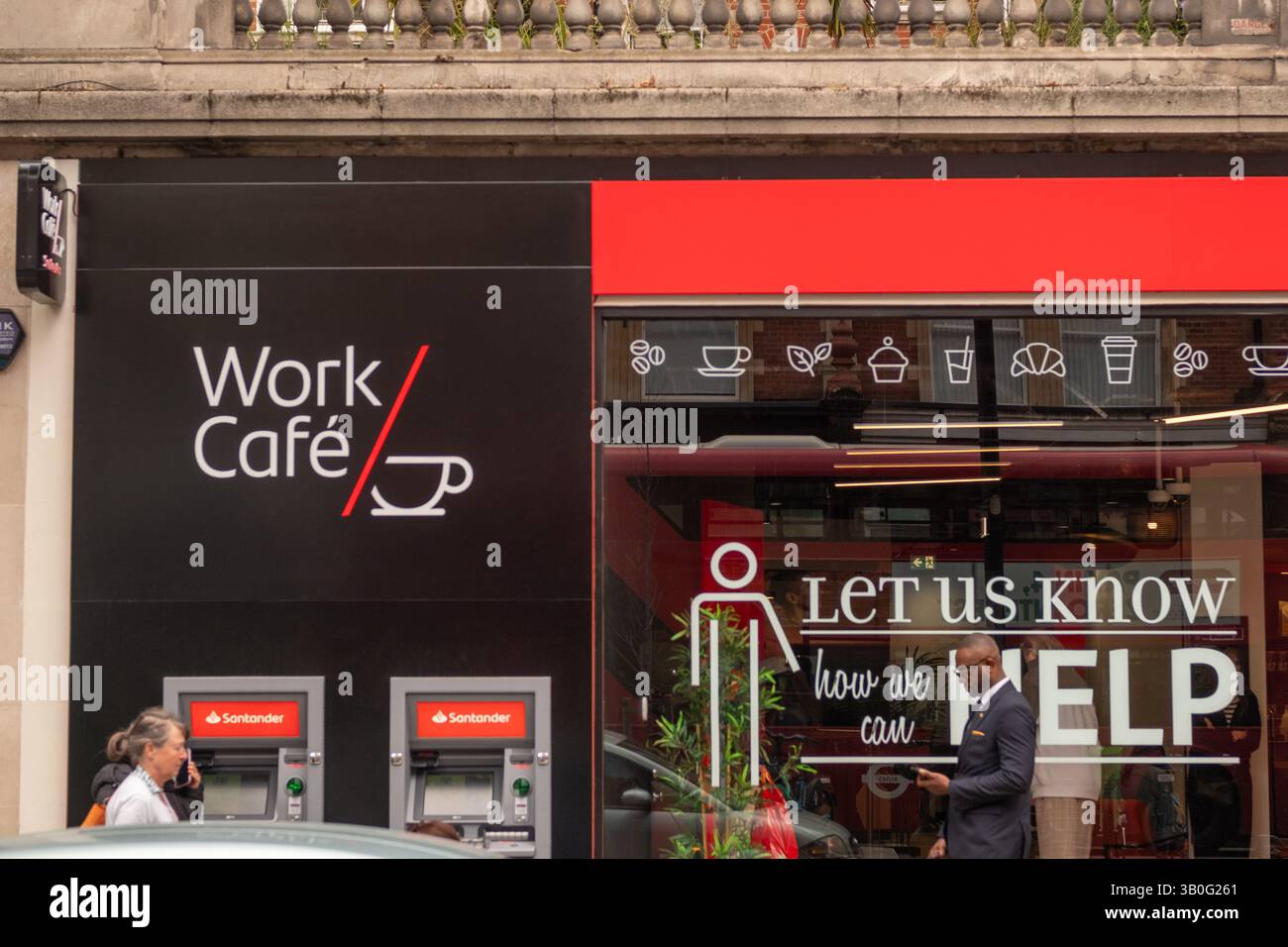 LONDRES- 22 AVRIL 2025 : Santander Work Cafe sur High Street Kensington- Co espace de travail à l'intérieur de la banque de détail et commerciale Banque D'Images