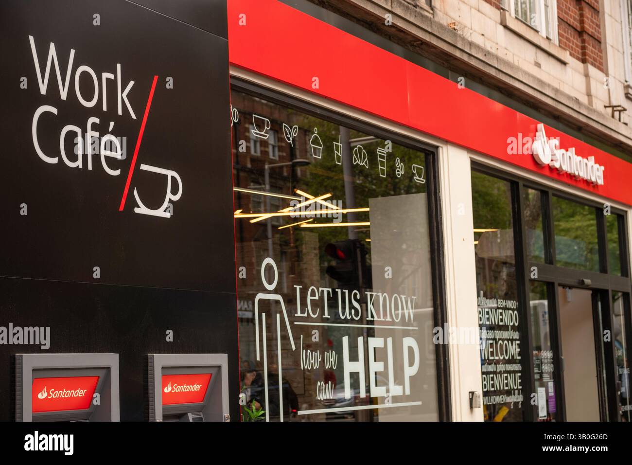 LONDRES- 22 AVRIL 2025 : Santander Work Cafe sur High Street Kensington- Co espace de travail à l'intérieur de la banque de détail et commerciale Banque D'Images