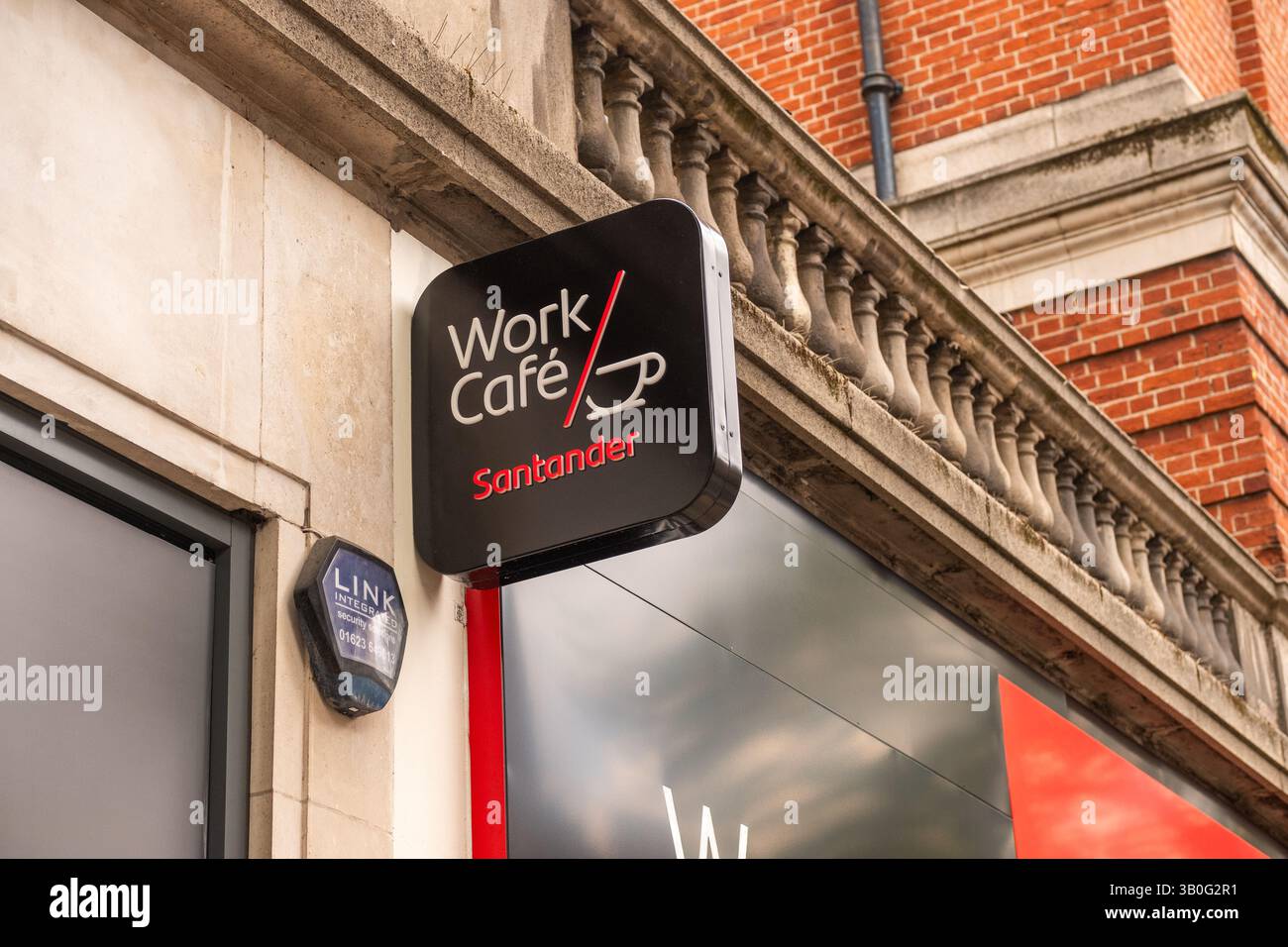 LONDRES- 22 AVRIL 2025 : Santander Work Cafe sur High Street Kensington- Co espace de travail à l'intérieur de la banque de détail et commerciale Banque D'Images