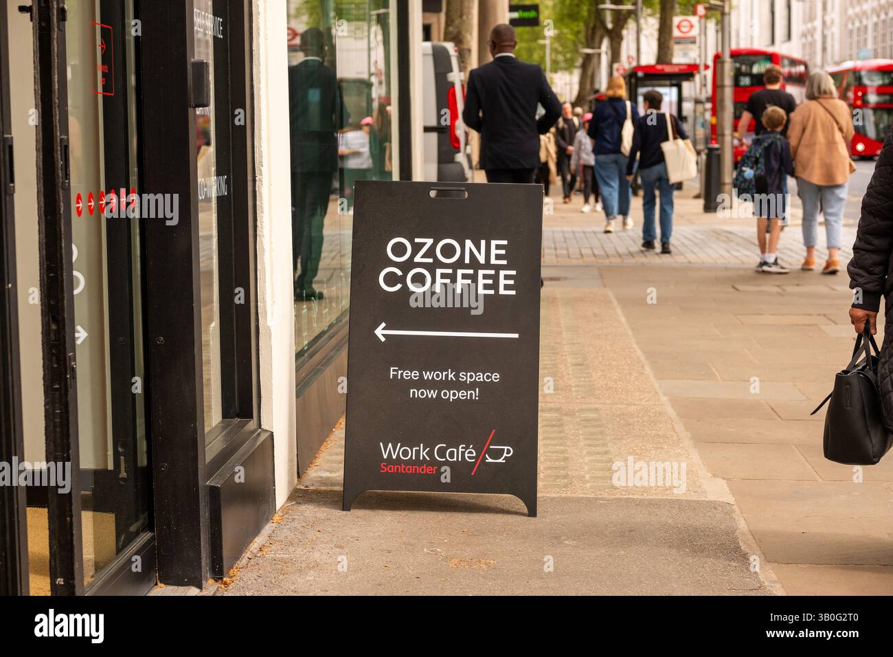 LONDRES- 22 AVRIL 2025 : Santander Work Cafe sur High Street Kensington- Co espace de travail à l'intérieur de la banque de détail et commerciale Banque D'Images