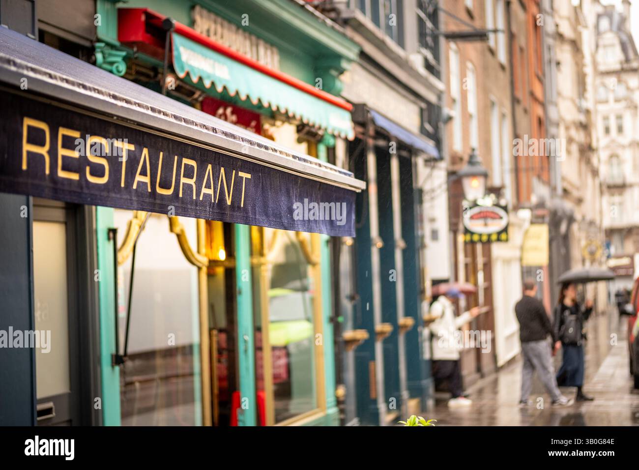 Scène de rue du West End du centre de Londres avec texte de restaurant sur le tiers gauche de la composition Banque D'Images