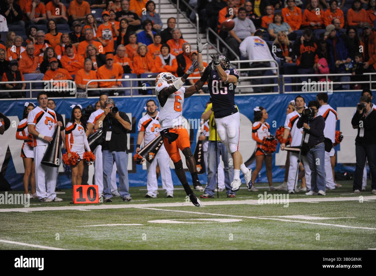 29 décembre 2010.. Andrew McGee #6 des Oklahoma State Cowboys brise un pass destiné à David Douglas #85 les Wildcats de l'Arizona à l'Alamodome à San Antonio Texas... L'État de l'Oklahoma bat l'Arizona 36-10.(image crédit : © Robert Backman/Cal Sport Media/ZUMAPRESS.com) Banque D'Images