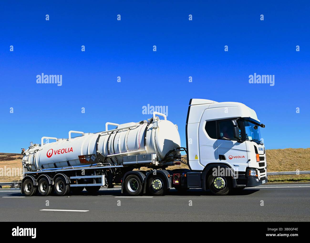 Veolia HGV Tanker voyageant à grande vitesse sur l'autoroute M6 Southbound Carriageway, Shap, Cumbria, Angleterre, Royaume-Uni, Europe. Banque D'Images