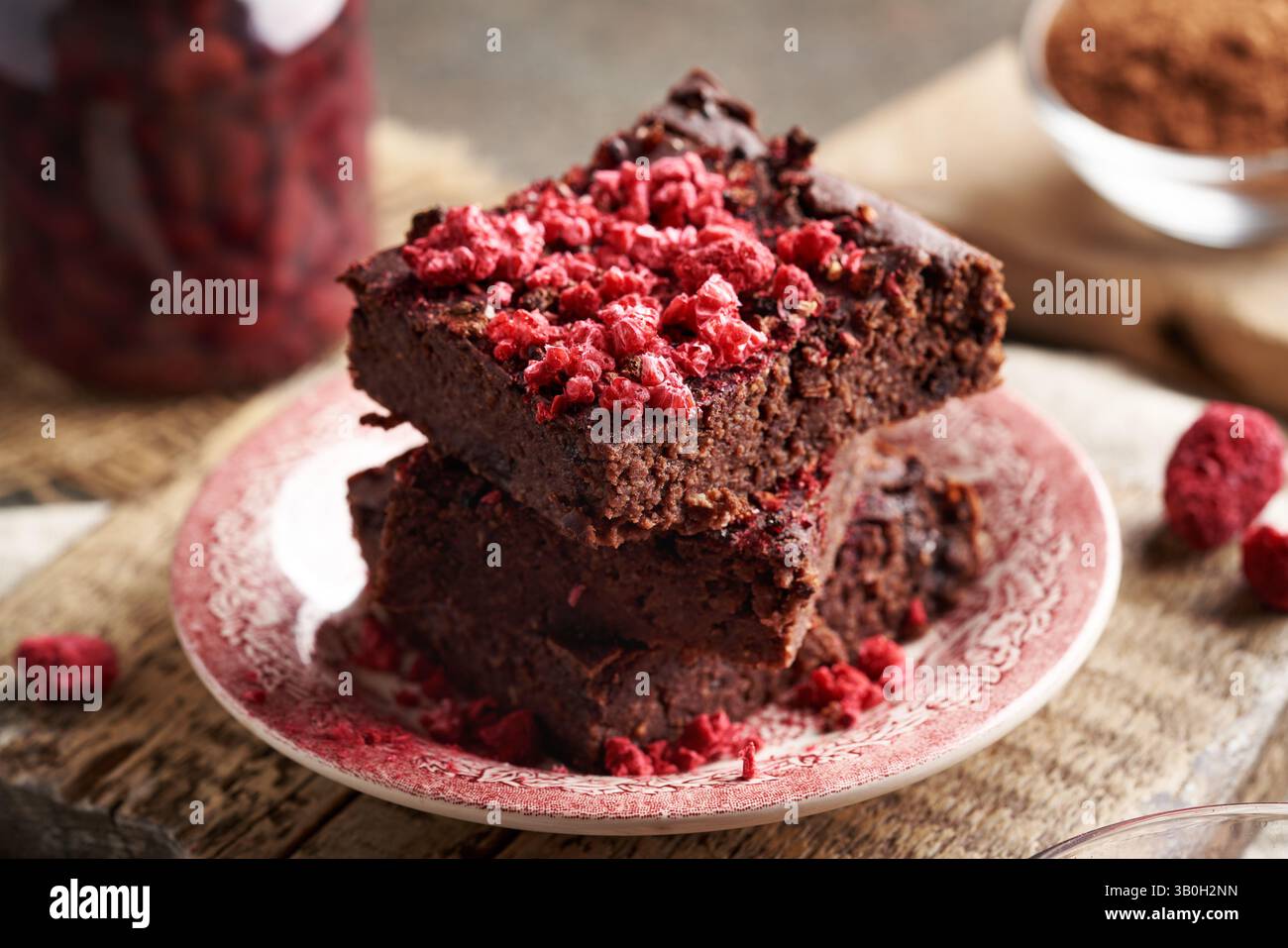 Brownies faits maison sans gluten à base de haricots rouges, flocons d'avoine et chocolat sur une assiette rouge Banque D'Images