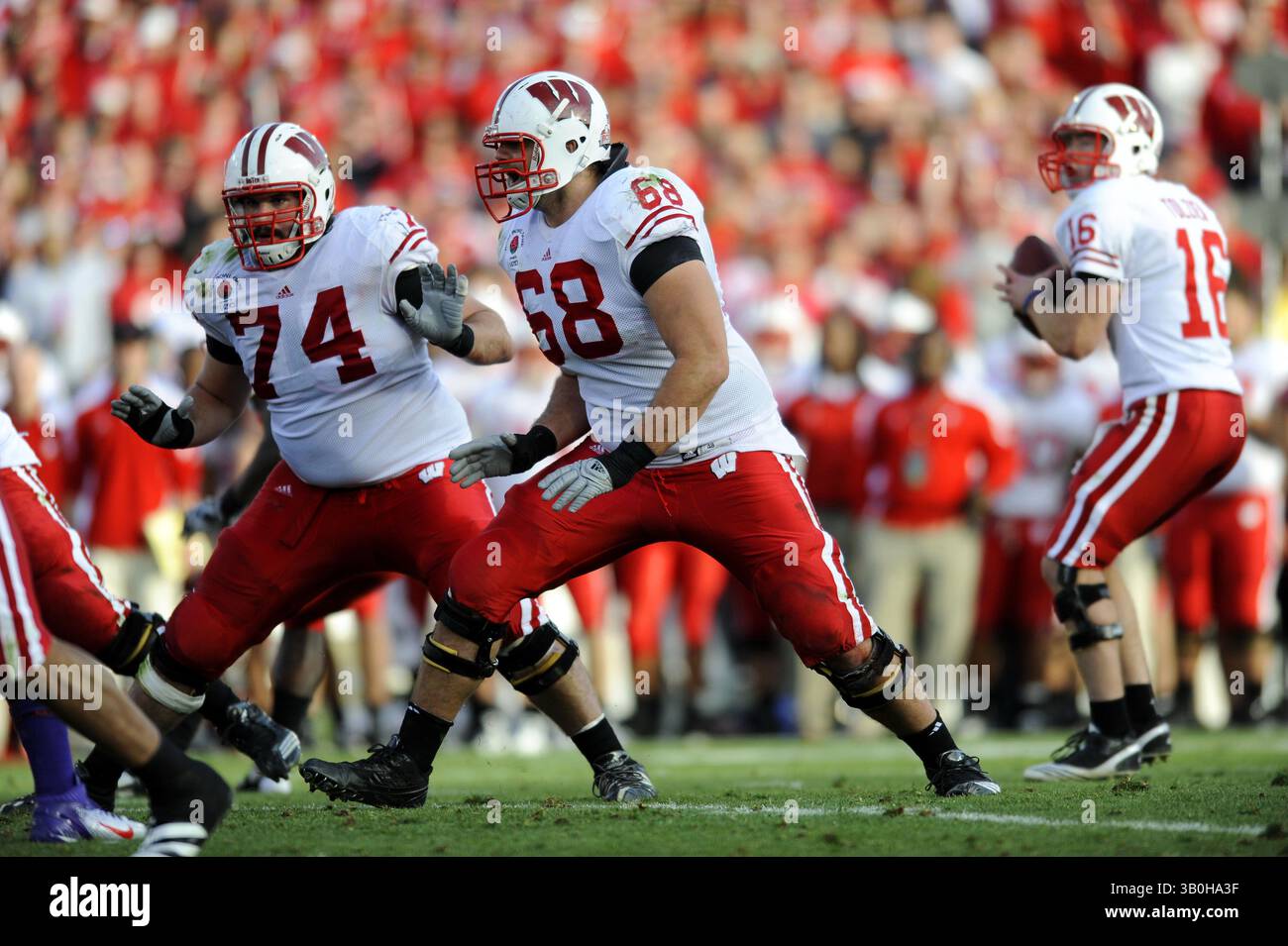 74 John Moffit et no 68 Gabe Carimi des Badgers du Wisconsin lors d'une défaite 21-19 contre les Horned Frogs de TCU lors du 97e match annuel du Rose Bowl Pasadena, CA. Le 1er janvier 2011.(image crédit : © John Pyle/Cal Sport Media/ZUMAPRESS.com) Banque D'Images