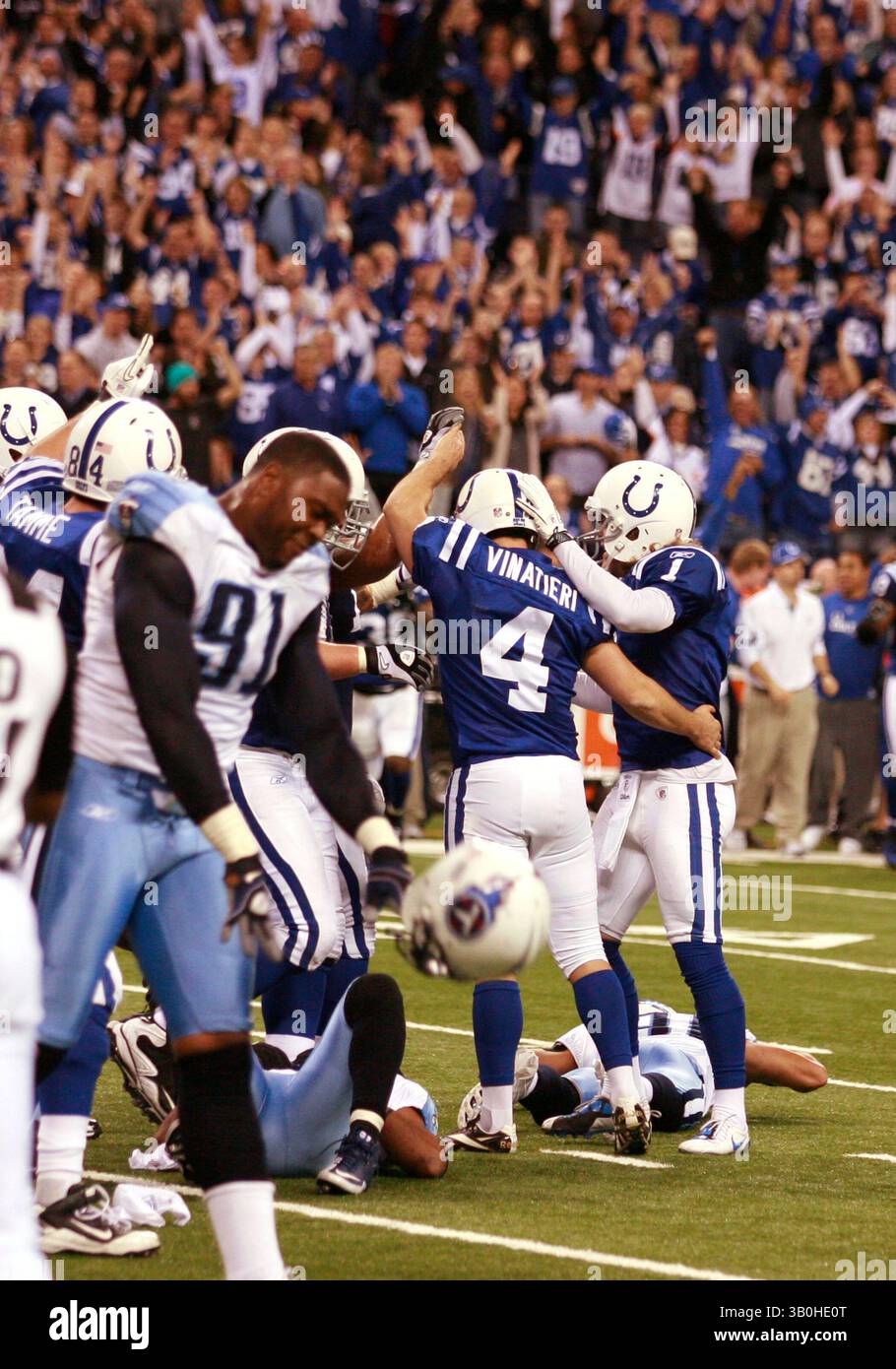 Janvier 2, 2011 - Indianapolis, Ind - Tennessee Titans Defensive Tackle Jason Jones, #91, claque son casque au sol alors que le kicker des Colts d'Indianapolis Adam Vinatieri, #4, célèbre avec ses coéquipiers après avoir frappé un field goal de 43 yards gagnant à l'expiration du temps au Lucas Oil Stadium à Indianapolis. Avec cette victoire, les Colts ont remporté le championnat de la division Sud de l'AFC et le n°3 pour les séries éliminatoires de la NFL... photo de Chad Ryan. (Crédit image : © Chad Ryan/Cal Sport Media/ZUMAPRESS.com) Banque D'Images