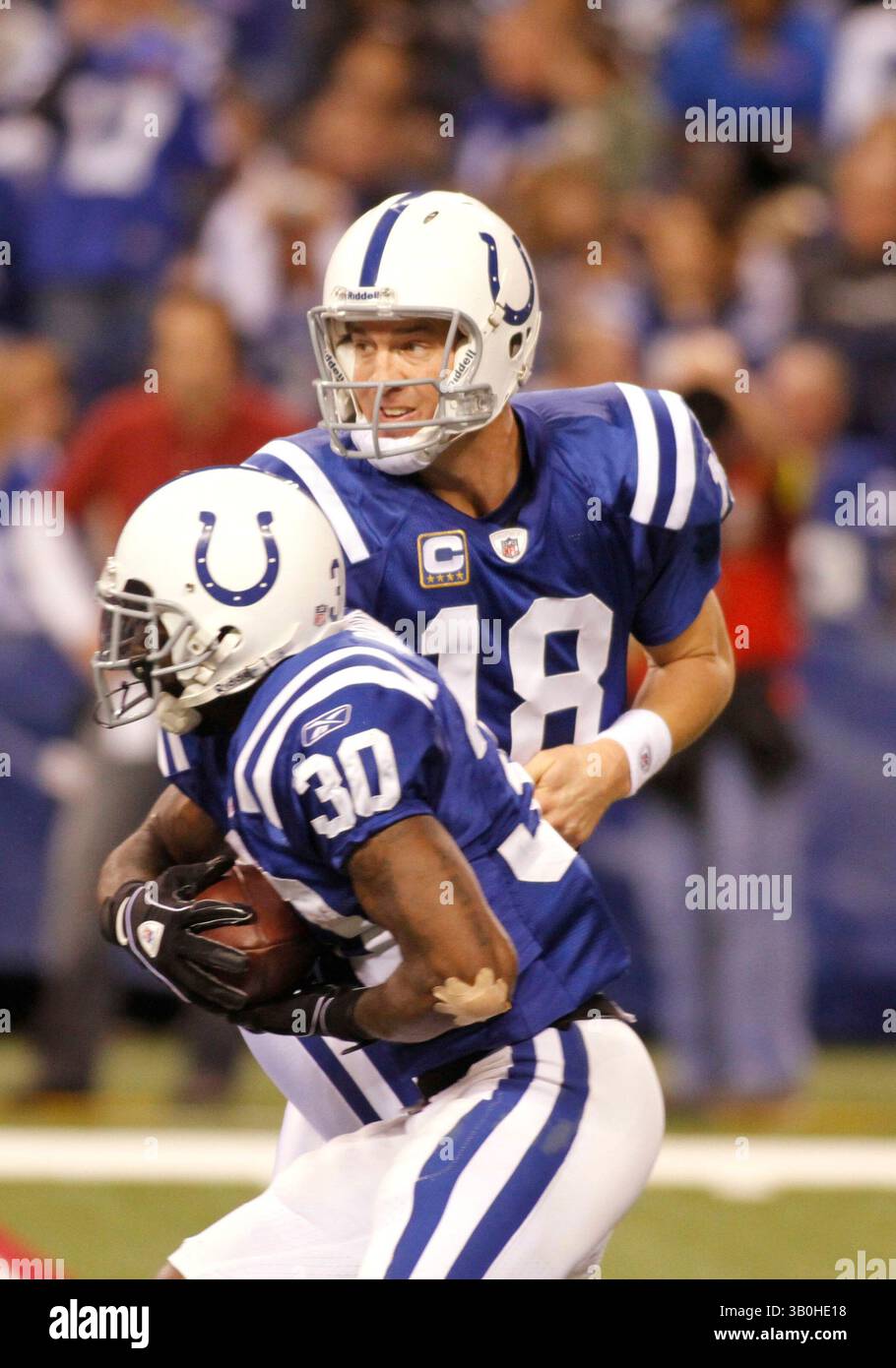 2 janvier 2011 - Indianapolis, Ind - le quarterback des Colts d'Indianapolis, Peyton Manning, #18, passe au Runback Dominic Rhodes, #30, pendant le deuxième quart d'action au Lucas Oil Stadium à Indianapolis. ..photo de Chad Ryan. (Crédit image : © Chad Ryan/Cal Sport Media/ZUMAPRESS.com) Banque D'Images