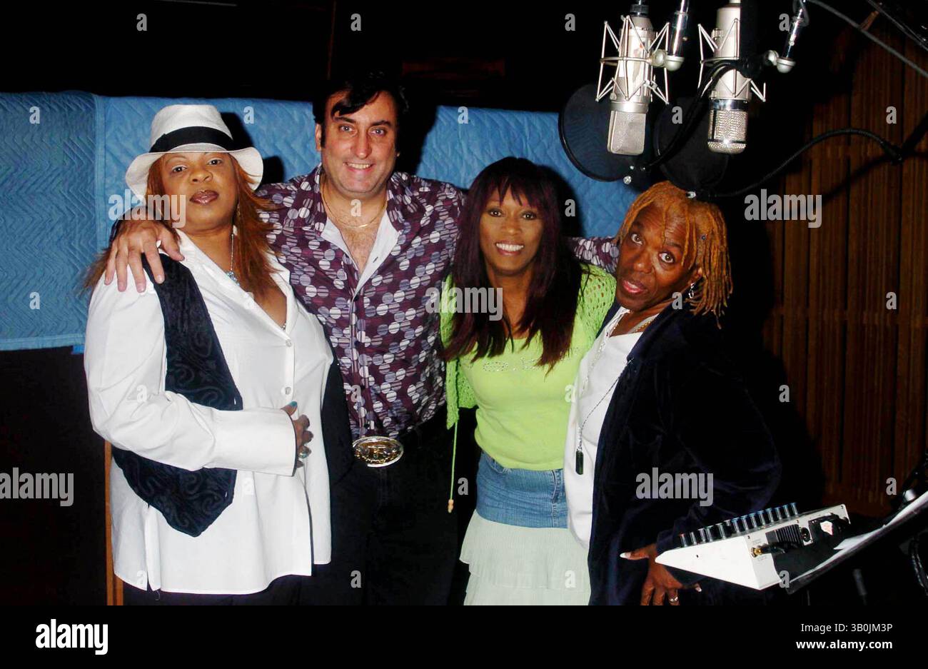 18 novembre 2005 - New York, New York, États-Unis - K46030JKRON.ELVIS A FRAPPÉ LA SÉANCE D'ENREGISTREMENT DE L'ÉQUIPE À WESTLAKE STUDIOS HOLLYWOOD CA 11-18-2005. - LES DOUCES INSPIRATIONS  (crédit image : © John Krondes/Globe photos/ZUMAPRESS.com) Banque D'Images 18 novembre 2005 - New York, New York, États-Unis - K46030JKRON.ELVIS A FRAPPÉ LA SÉANCE D'ENREGISTREMENT DE L'ÉQUIPE À WESTLAKE STUDIOS HOLLYWOOD CA 11-18-2005. - LES DOUCES INSPIRATIONS  (crédit image : © John Krondes/Globe photos/ZUMAPRESS.com) Banque D'Images