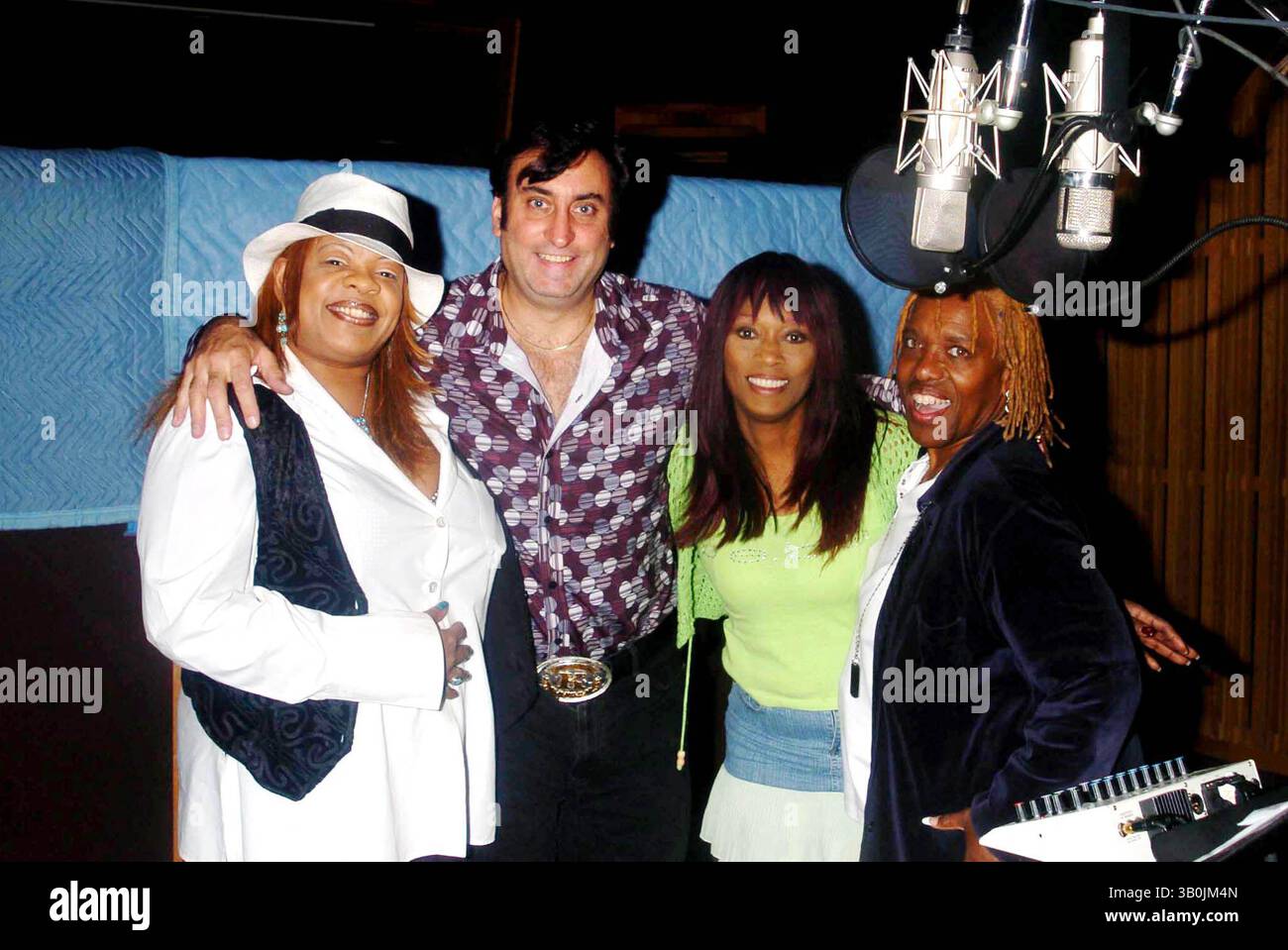 18 novembre 2005 - New York, New York, États-Unis - K46030JKRON.ELVIS A FRAPPÉ LA SÉANCE D'ENREGISTREMENT DE L'ÉQUIPE À WESTLAKE STUDIOS HOLLYWOOD CA 11-18-2005. - LES DOUCES INSPIRATIONS  (crédit image : © John Krondes/Globe photos/ZUMAPRESS.com) Banque D'Images 18 novembre 2005 - New York, New York, États-Unis - K46030JKRON.ELVIS A FRAPPÉ LA SÉANCE D'ENREGISTREMENT DE L'ÉQUIPE À WESTLAKE STUDIOS HOLLYWOOD CA 11-18-2005. - LES DOUCES INSPIRATIONS  (crédit image : © John Krondes/Globe photos/ZUMAPRESS.com) Banque D'Images