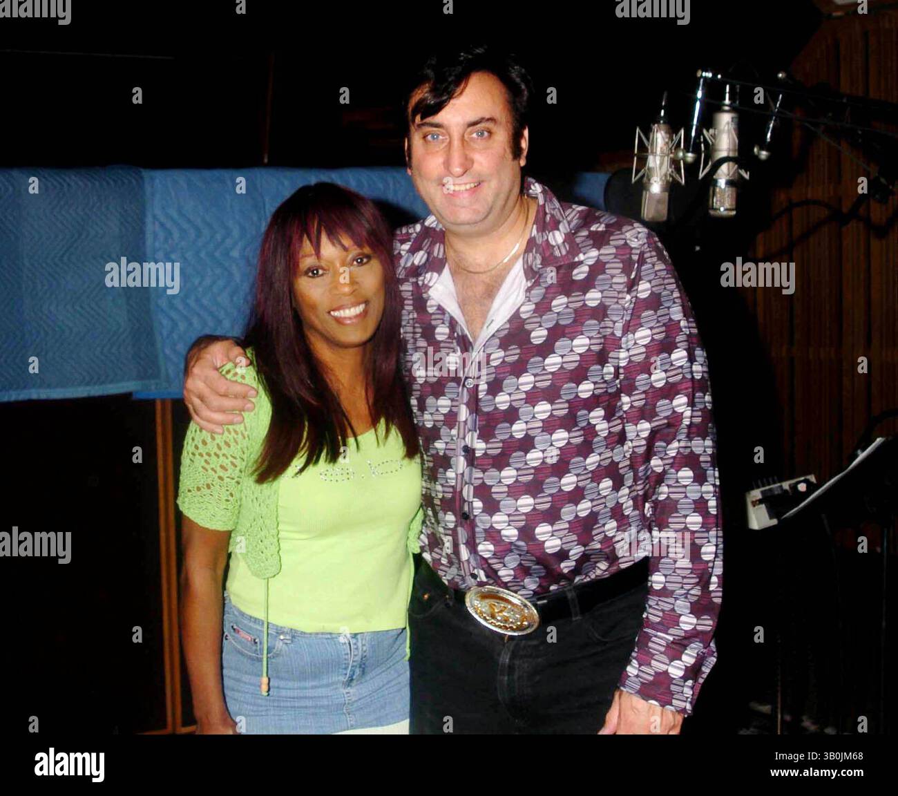 18 novembre 2005 - New York, New York, États-Unis - K46030JKRON.ELVIS A FRAPPÉ LA SÉANCE D'ENREGISTREMENT DE L'ÉQUIPE À WESTLAKE STUDIOS HOLLYWOOD CA 11-18-2005. - LES DOUCES INSPIRATIONS  (crédit image : © John Krondes/Globe photos/ZUMAPRESS.com) Banque D'Images 18 novembre 2005 - New York, New York, États-Unis - K46030JKRON.ELVIS A FRAPPÉ LA SÉANCE D'ENREGISTREMENT DE L'ÉQUIPE À WESTLAKE STUDIOS HOLLYWOOD CA 11-18-2005. - LES DOUCES INSPIRATIONS  (crédit image : © John Krondes/Globe photos/ZUMAPRESS.com) Banque D'Images