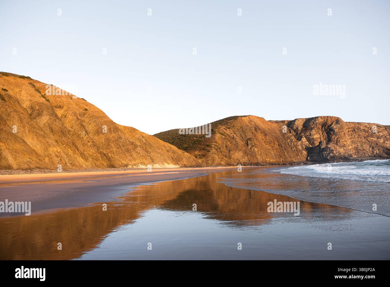 Vue panoramique grand angle sur la côte océanique au coucher du soleil Banque D'Images