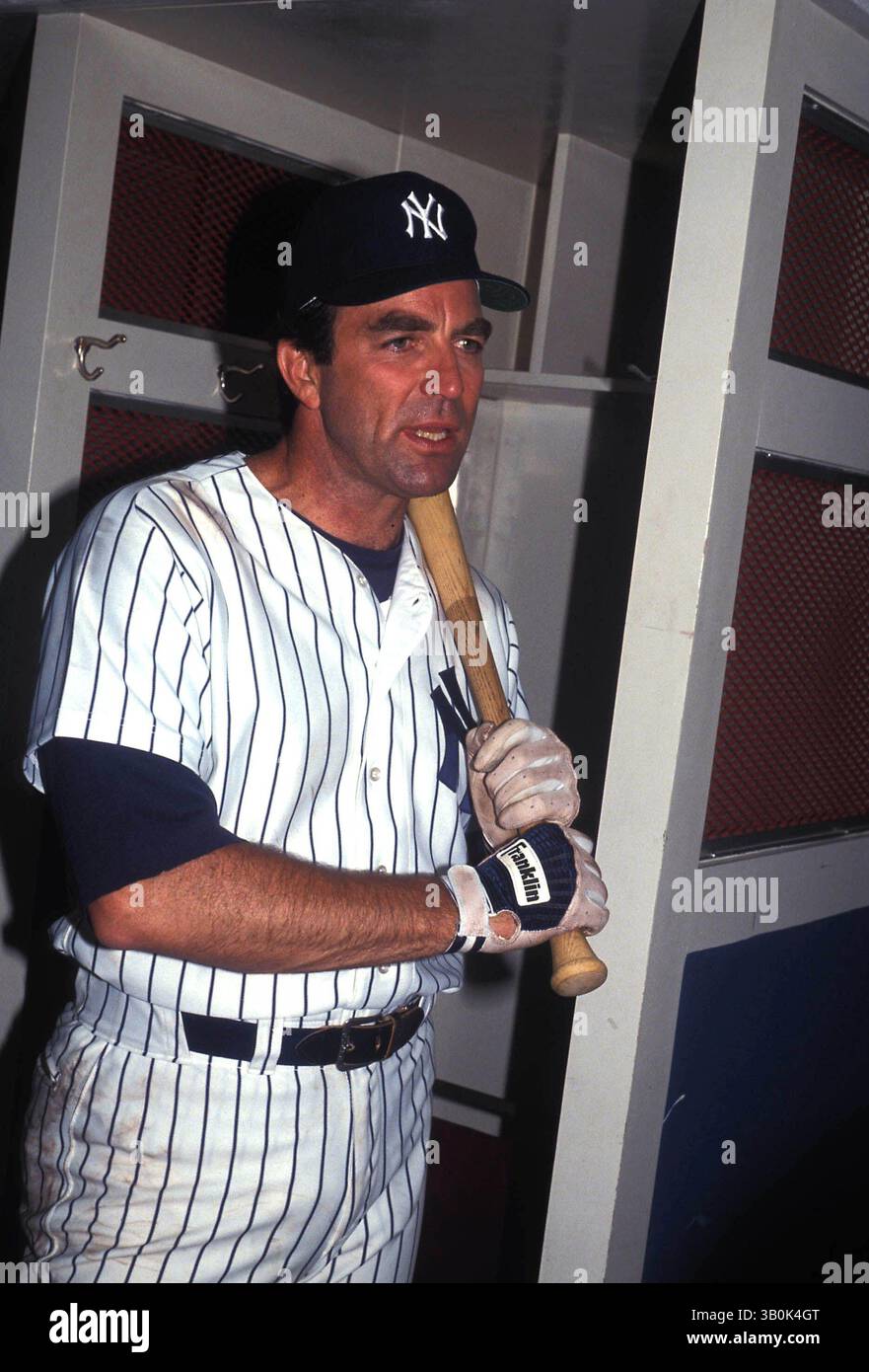 31 mai 2007 - New York, New York, États-Unis - TOMSELLECKRETRO. TOM SELLECK.L0562.TOM SELLECK FILME LE DIAMANT DE TOKYO AU YANKEES STADIUM 10-02-1990. - PHOTOS(crédit image : © John Barrett/Globe photos/ZUMAPRESS.com) Banque D'Images