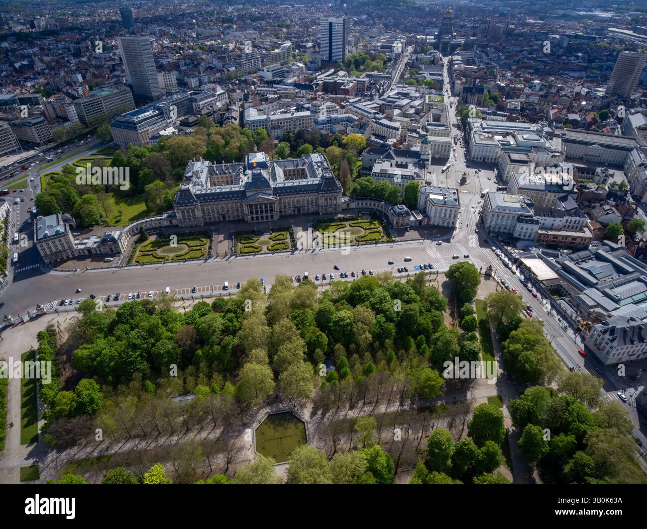 Vue aérienne à couper le souffle sur le Palais Royal de Bruxelles et le Parc de Bruxelles au printemps, mettant en valeur l’architecture, le paysage urbain verdoyant de la capitale belge Banque D'Images