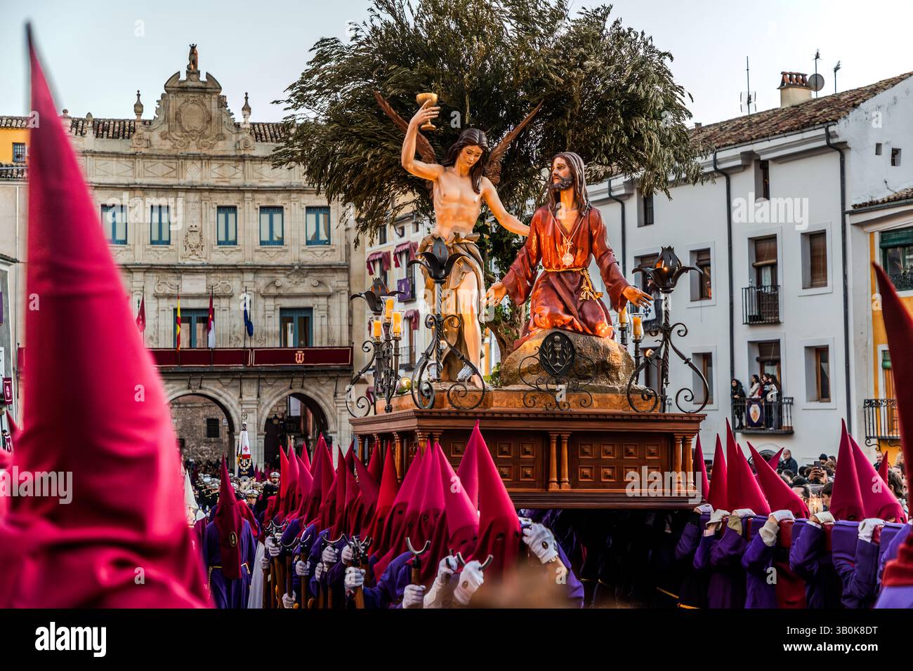 Le Paso Oración en el Huerto de San Antón du Vénérable Hermandad de Nuestro Padre Jesús Orando en el Huerto (San Antón) montre Jésus priant dans le jardin de Gethsémani, accompagné d’un ange, et symbolise le début de la passion du Christ lors de la procession du jeudi Saint à Cuenca. Calle la Paz, Cuenca, Castille-la Manche, Espagne Banque D'Images