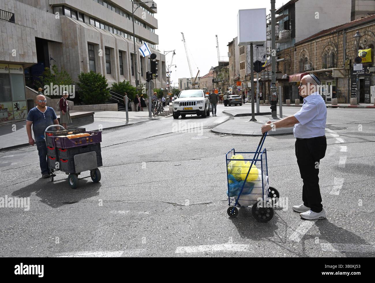 Jérusalem, Israël. 24 avril 2025. Les gens font une pause au milieu de la rue et se tiennent en silence alors qu’une sirène de deux minutes retentit pour commémorer les six millions de Juifs assassinés par Hitler pendant l’Holocauste le jeudi 24 avril 2025, jour de commémoration de l’Holocauste à Jérusalem. Les conducteurs s'arrêtent et sortent de leur voiture et les gens s'arrêtent au milieu de la rue alors que la sirène retentit à travers le pays. Photo de Debbie Hill/ crédit : UPI/Alamy Live News Banque D'Images