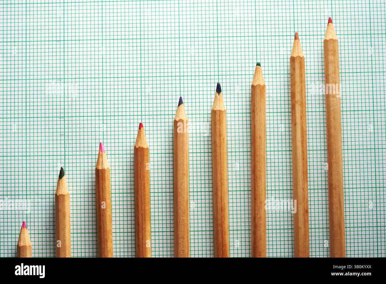 crayons formant un graphique à barres sur un papier millimétré. Banque D'Images