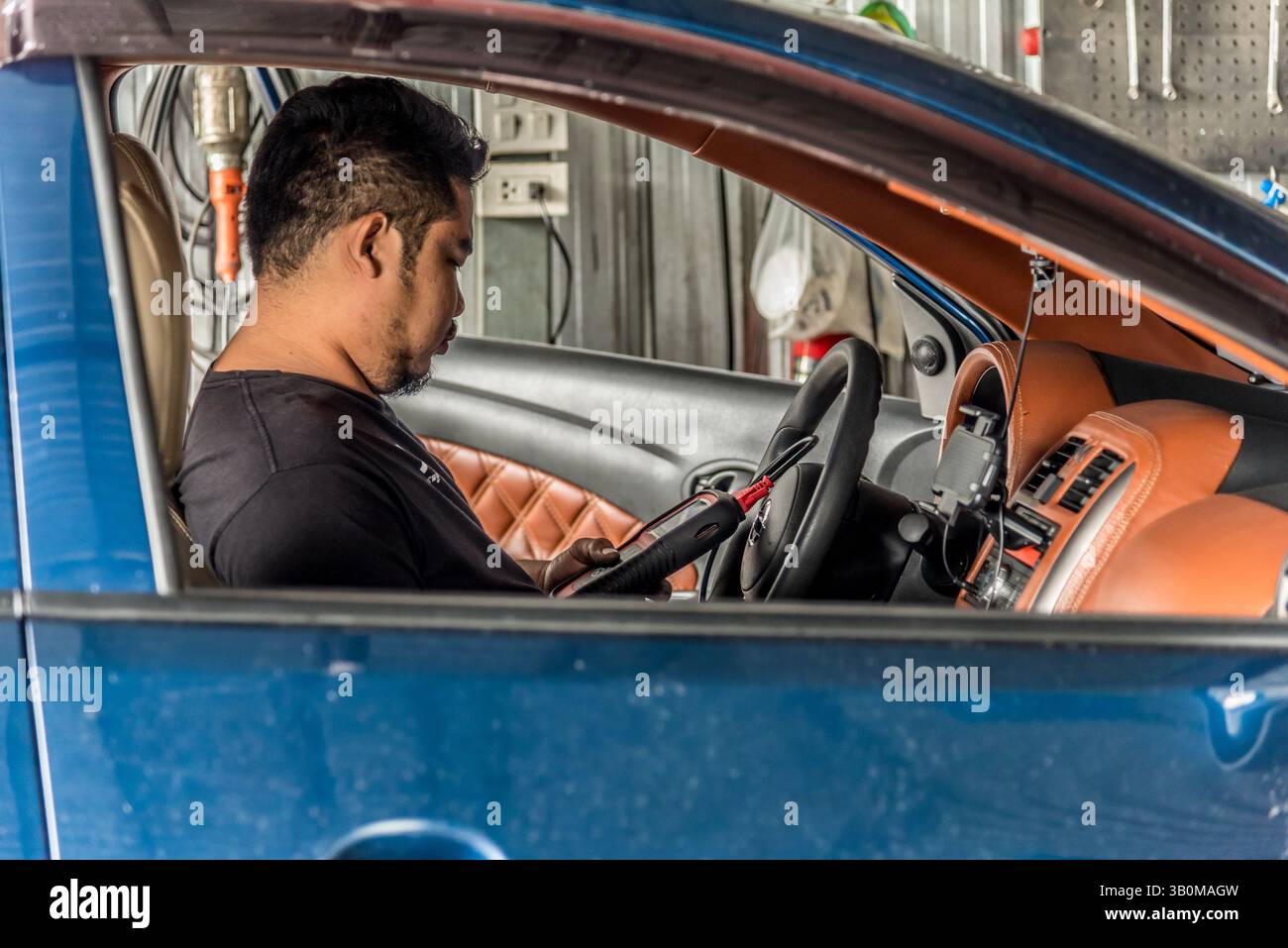 Bangkok, Thaïlande - 5 mai 2017 : mécanicien automobile non identifié ou réparateur vérifiant un moteur de voiture par des outils électriques OBD-II pour le problème de réparation et de réparation à Banque D'Images