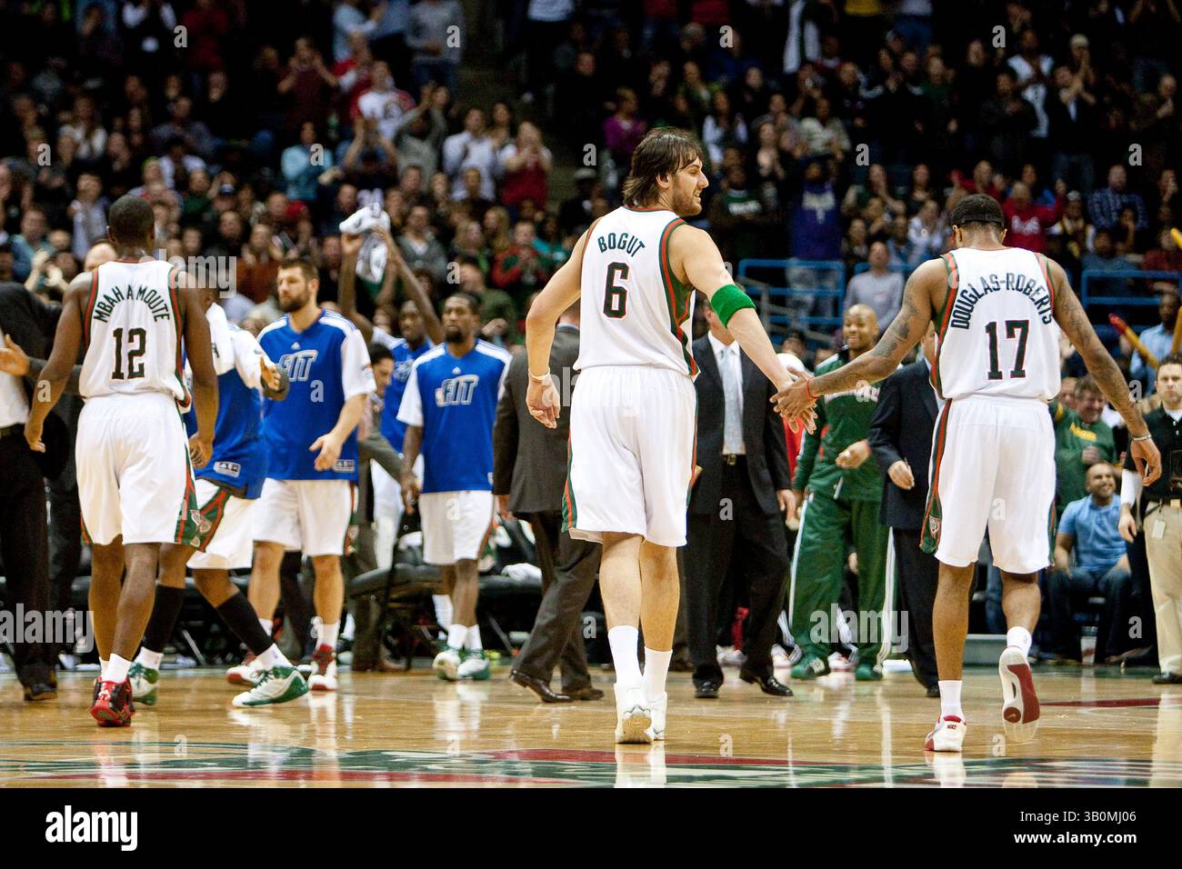 07 janvier 2011 Milwaukee, WI. Bradley Center..Milwaukee Bucks Andrew Bogut #6 High Fives Chris Douglas-Roberts #17 sur leur chemin vers le banc pendant une pause..Milwaukee Bucks a perdu contre le Miami Heat 95-101 en prolongation au Bradley Center. Mike McGinnis/CSM(image crédit : © Mike McGinnis/Cal Sport Media/ZUMAPRESS.com) Banque D'Images