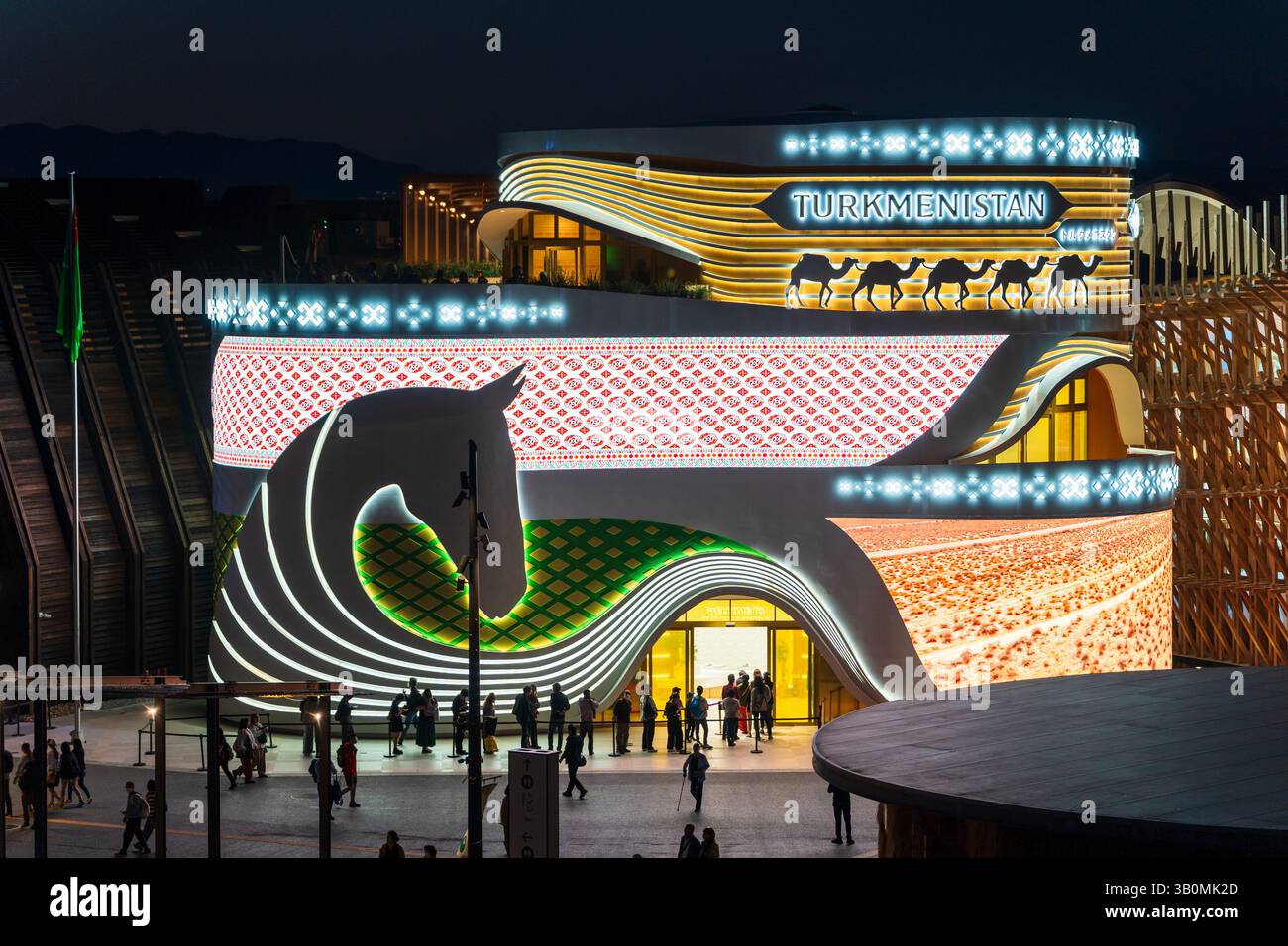 Osaka, Japon - 21 avril 2025 : Pavillon Turkménistan à l'Expo 2025 illuminé de lumières colorées la nuit, mettant en valeur un design emblématique. Banque D'Images