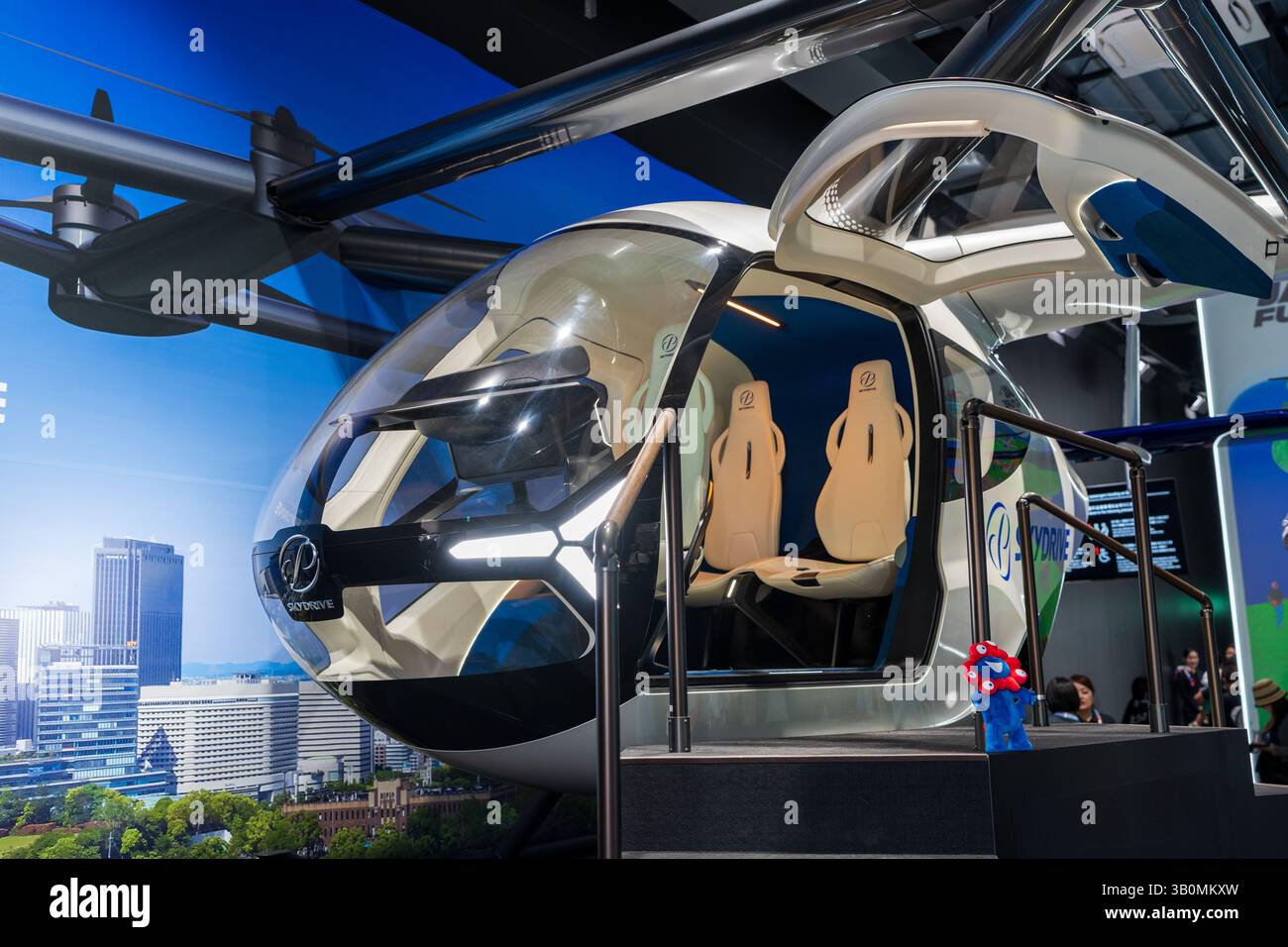 Osaka, Japon - 21 avril 2025 : démonstration de voiture volante Advanced Air Mobility (AAM) par SKYDRIVE à Expo 2025, avec EXPO Vertiport et technologie nouvelle génération. Banque D'Images