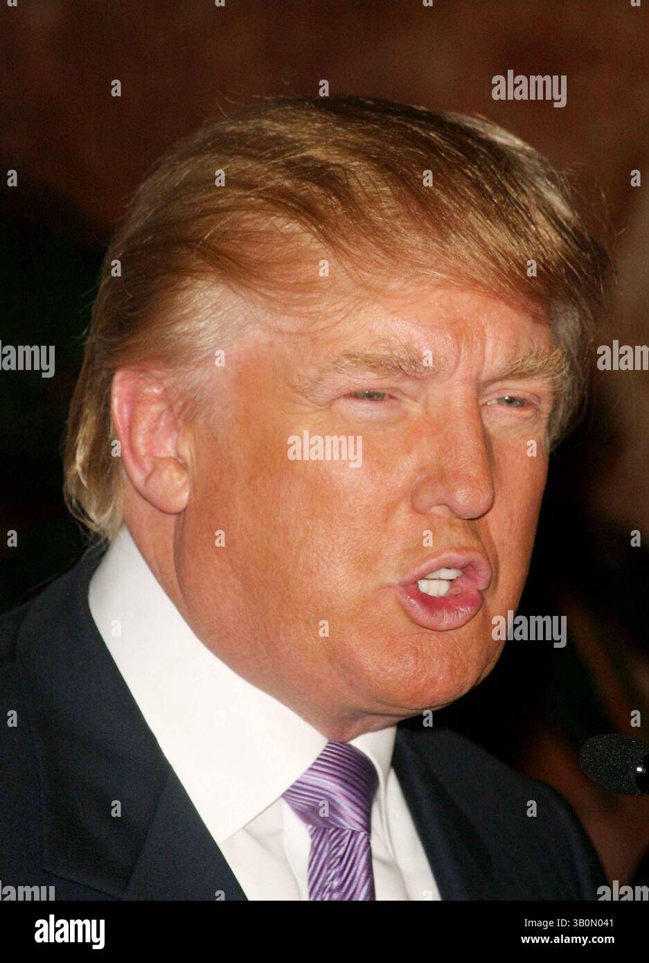 20 septembre 2006 - New York, New York, États-Unis - LE MAGAZINE TRUMP CÉLÈBRE ''LE PUBLIC'' AVEC DONALD ET IVANKA TRUMP. TRUMP TOWER LOWER LEVEL ATRIUM-NYC- 09/20/06.DONALD TRUMP. - - 2006..I11164JZ(crédit image : © John Zissel/Globe photos/ZUMAPRESS.com) Banque D'Images