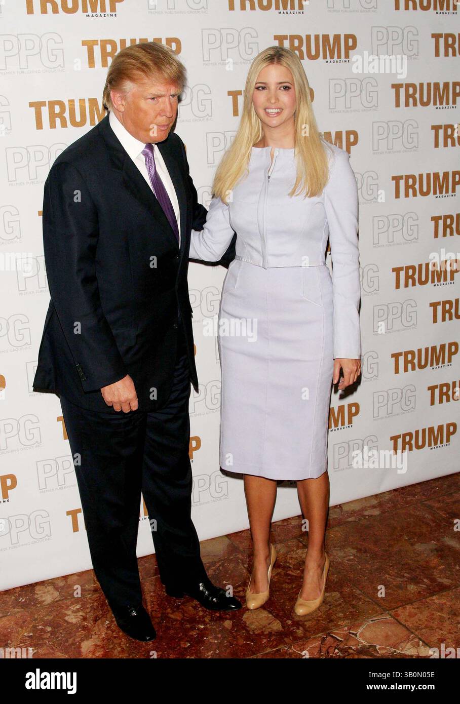 20 septembre 2006 - New York, New York, États-Unis - LE MAGAZINE TRUMP CÉLÈBRE ''LE PUBLIC'' AVEC DONALD ET IVANKA TRUMP. TRUMP TOWER LOWER LEVEL ATRIUM-NYC- 09/20/06.DONALD TRUMP ; IVANKA TRUMP. - - 2006..I11164JZ(crédit image : © John Zissel/Globe photos/ZUMAPRESS.com) Banque D'Images
