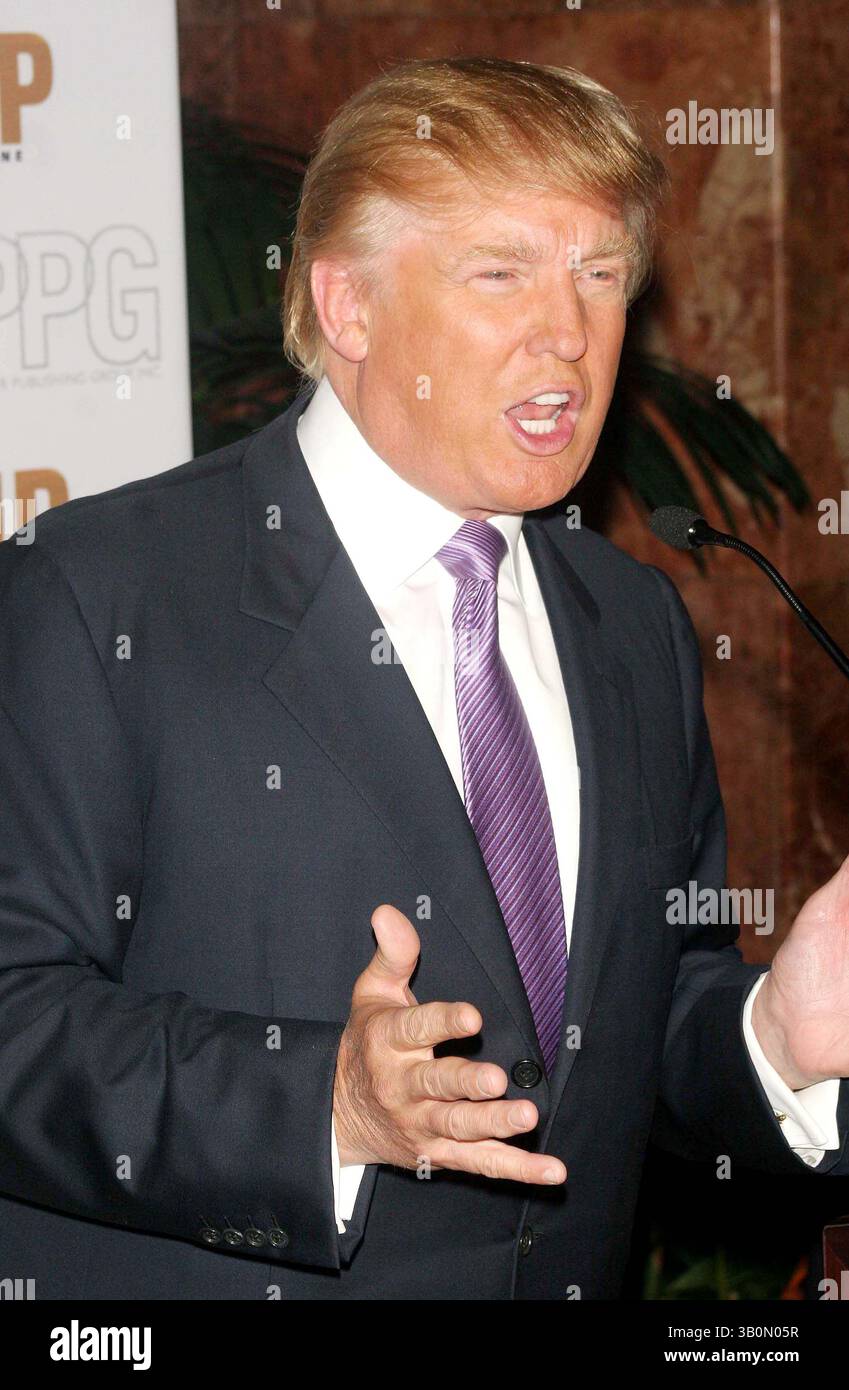 20 septembre 2006 - New York, New York, États-Unis - LE MAGAZINE TRUMP CÉLÈBRE ''LE PUBLIC'' AVEC DONALD ET IVANKA TRUMP. TRUMP TOWER LOWER LEVEL ATRIUM-NYC- 09/20/06.DONALD TRUMP. - - 2006..I11164JZ(crédit image : © John Zissel/Globe photos/ZUMAPRESS.com) Banque D'Images