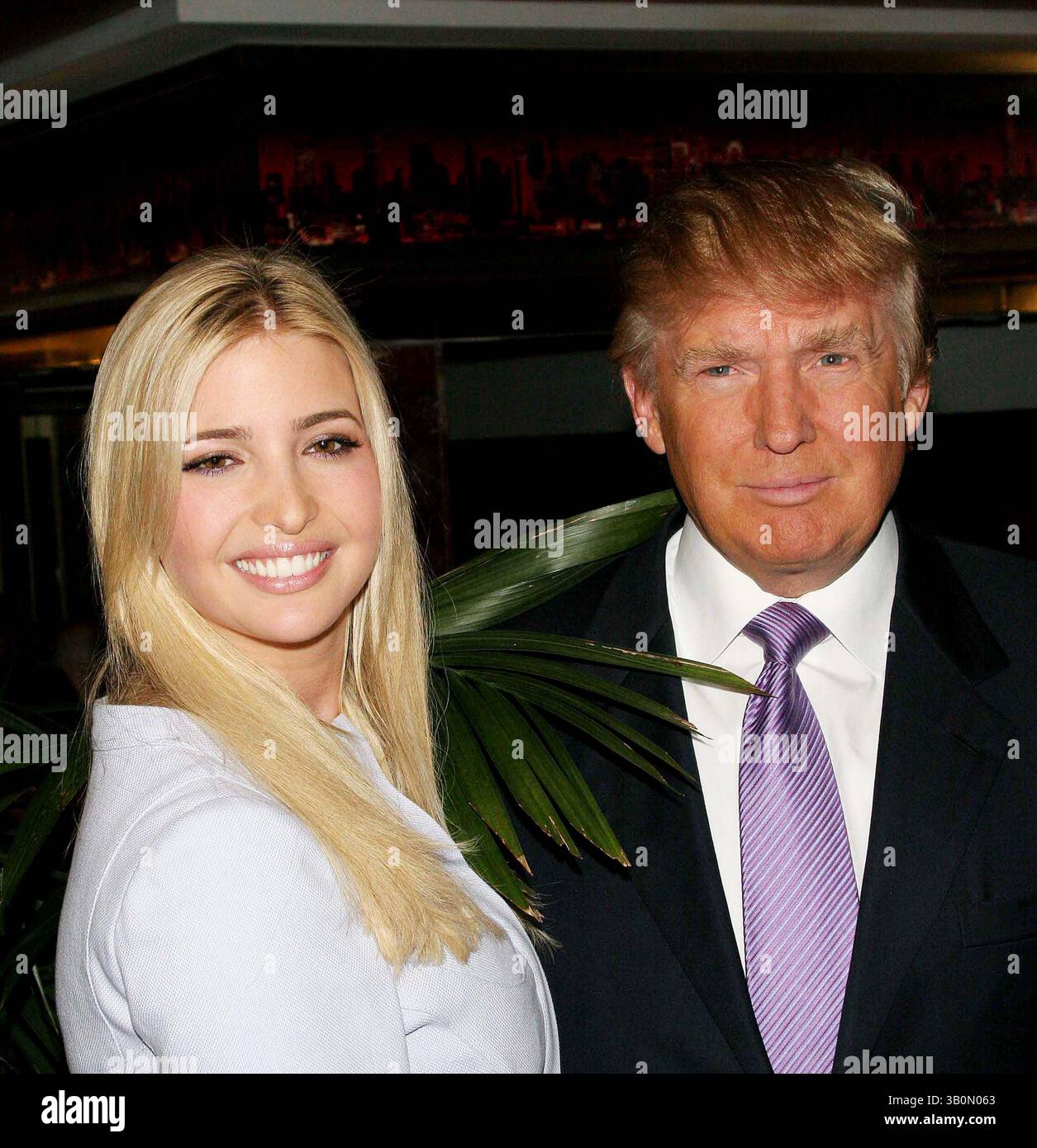 20 septembre 2006 - New York, New York, États-Unis - LE MAGAZINE TRUMP CÉLÈBRE ''LE PUBLIC'' AVEC DONALD ET IVANKA TRUMP. TRUMP TOWER LOWER LEVEL ATRIUM-NYC- 09/20/06.DONALD TRUMP ; IVANKA TRUMP. - - 2006..I11164JZ(crédit image : © John Zissel/Globe photos/ZUMAPRESS.com) Banque D'Images