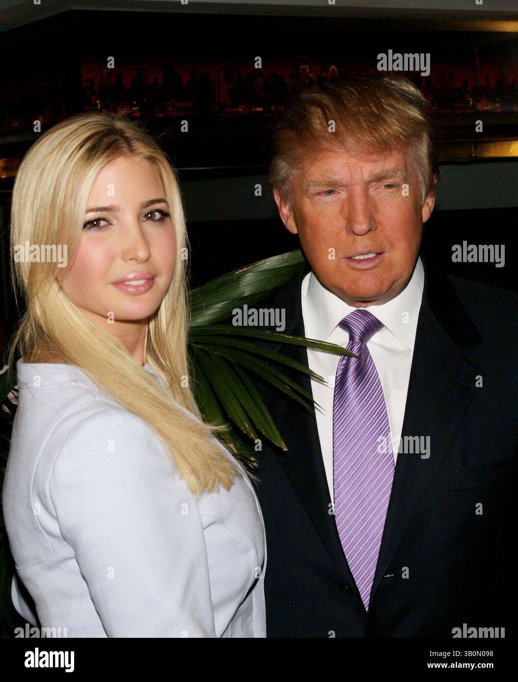 20 septembre 2006 - New York, New York, États-Unis - LE MAGAZINE TRUMP CÉLÈBRE ''LE PUBLIC'' AVEC DONALD ET IVANKA TRUMP. TRUMP TOWER LOWER LEVEL ATRIUM-NYC- 09/20/06.DONALD TRUMP ; IVANKA TRUMP. - - 2006..I11164JZ(crédit image : © John Zissel/Globe photos/ZUMAPRESS.com) Banque D'Images