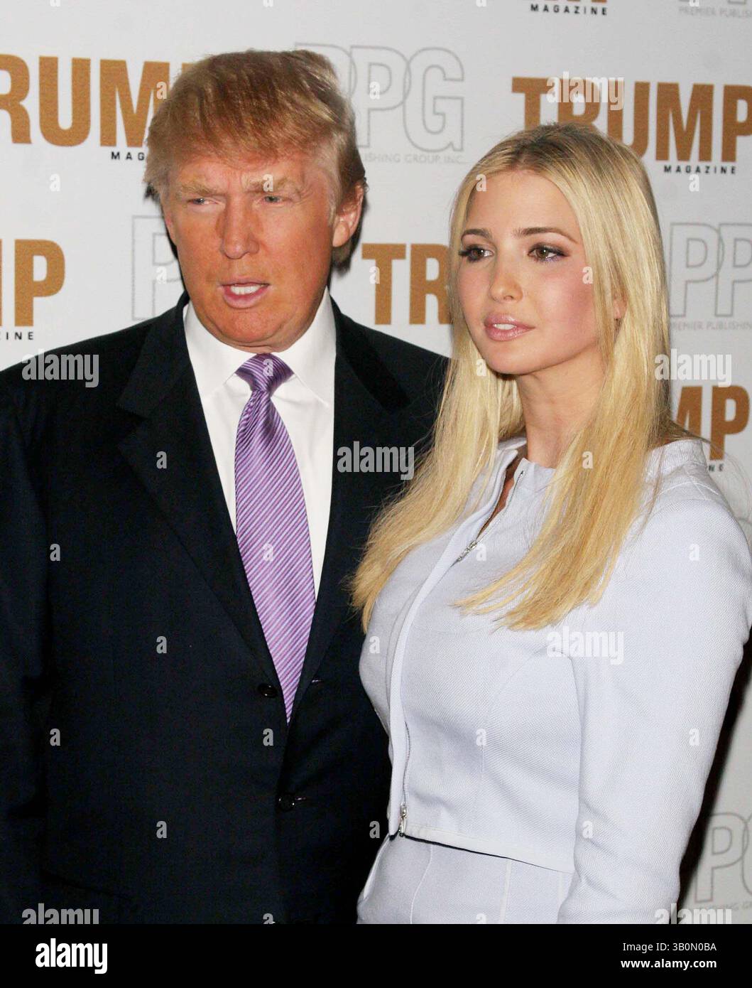 20 septembre 2006 - New York, New York, États-Unis - LE MAGAZINE TRUMP CÉLÈBRE ''LE PUBLIC'' AVEC DONALD ET IVANKA TRUMP. TRUMP TOWER LOWER LEVEL ATRIUM-NYC- 09/20/06.DONALD TRUMP ; IVANKA TRUMP. - - 2006..I11164JZ(crédit image : © John Zissel/Globe photos/ZUMAPRESS.com) Banque D'Images