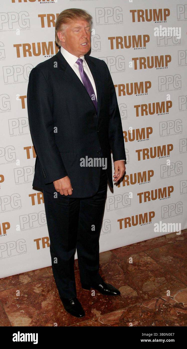 20 septembre 2006 - New York, New York, États-Unis - LE MAGAZINE TRUMP CÉLÈBRE ''LE PUBLIC'' AVEC DONALD ET IVANKA TRUMP. TRUMP TOWER LOWER LEVEL ATRIUM-NYC- 09/20/06.DONALD TRUMP. - - 2006..I11164JZ(crédit image : © John Zissel/Globe photos/ZUMAPRESS.com) Banque D'Images