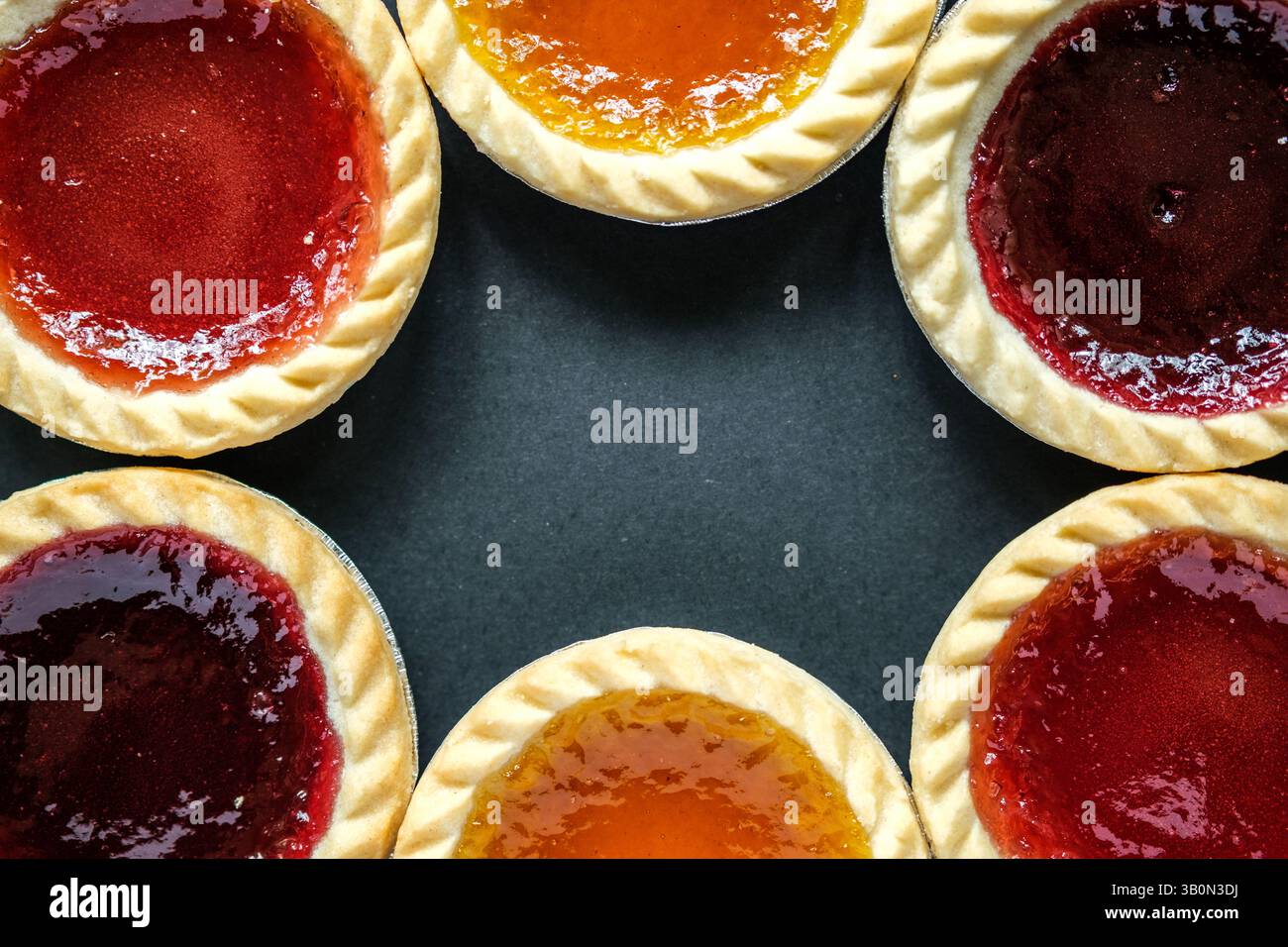 Londres Royaume-Uni, 24 avril 2025, sélection de tartes à la confiture cuites au four classique Banque D'Images