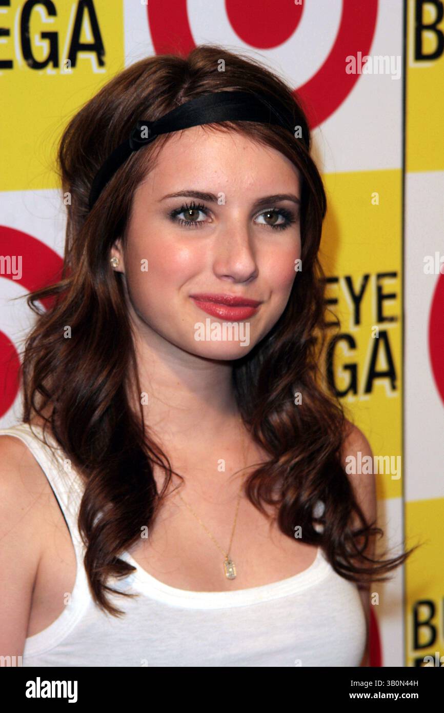 9 SEPTEMBRE 2008 – NEW YORK, NEW YORK, ÉTATS-UNIS – DES CÉLÉBRITÉS AIDENT TARGET À CÉLÉBRER SES BULLSEYE BODEGAS, QUATRE MAGASINS À DURÉE LIMITÉE SITUÉS DANS LES ENVIRONS DE NEW YORK, NEW YORK, À L'OCCASION D'UNE SOIRÉE D'OUVERTURE. BULLSEYE BODEGA MIDTOWN-NYC-09/10/08.EMMA ROBERTS. - - 2008.I13210JZ(crédit image : © John Zissel/Globe photos/ZUMAPRESS.com) Banque D'Images