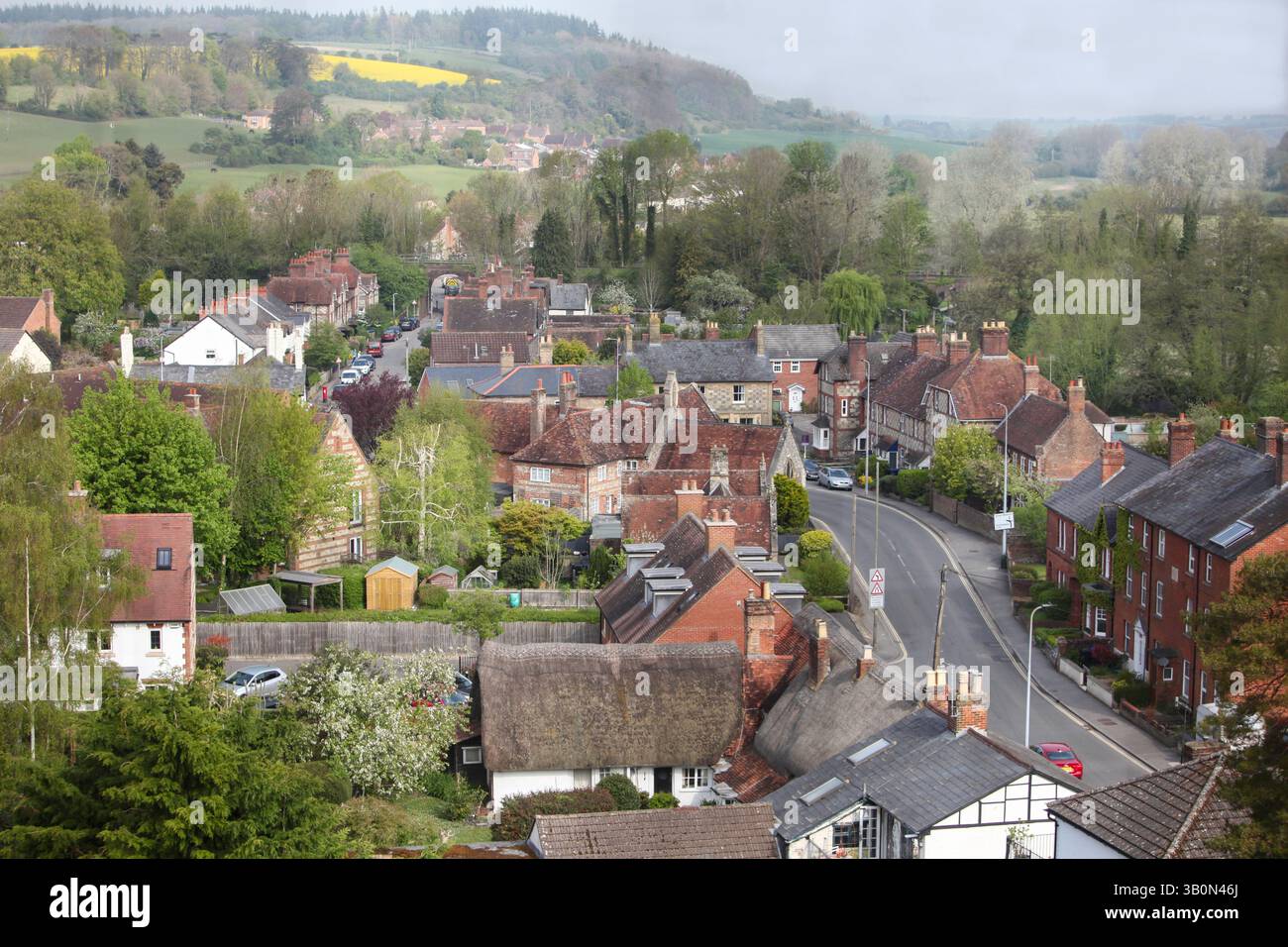 Vue de Wilton, Wiltshire vers Grovely Wood. Y compris le centre communautaire. 2025. Banque D'Images