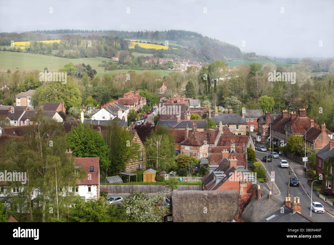 Vue de Wilton, Wiltshire vers Grovely Wood. Y compris le centre communautaire. 2025. Banque D'Images