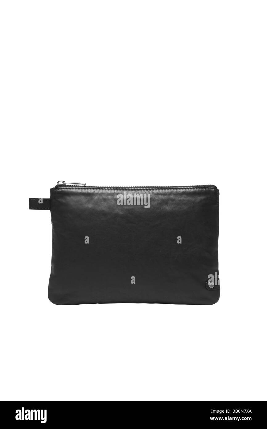 élégante pochette en cuir noir zippé sur un fond blanc parfait pour les articles de soins personnels, les pochettes ou les accessoires pour le voyage et le style onthego Banque D'Images