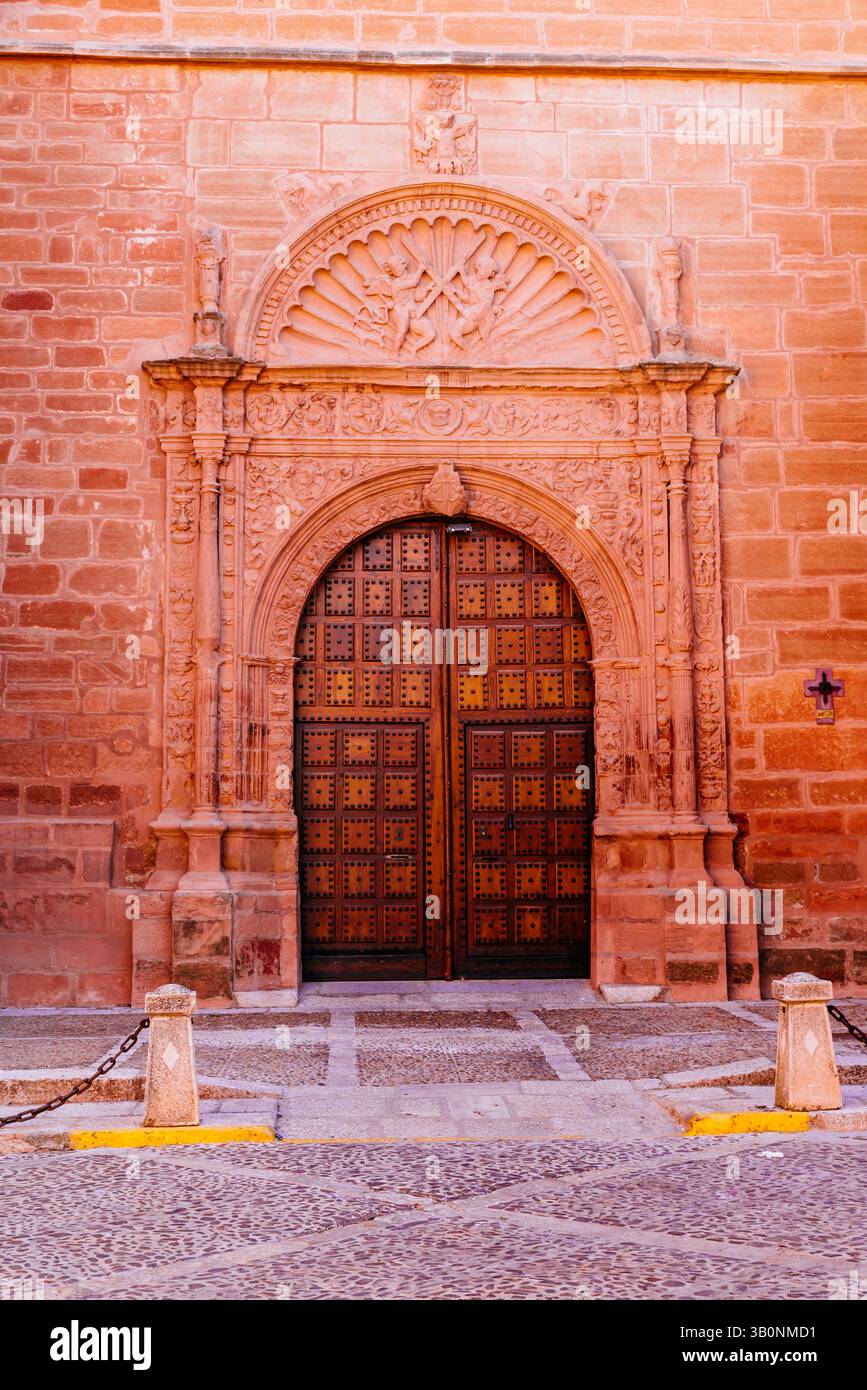 Portail latéral. Église de San Andres et son impressionnante façade de style classique. Villanueva de los Infantes, Ciudad Real, Castille-la Manche, Espagne, Europ Banque D'Images
