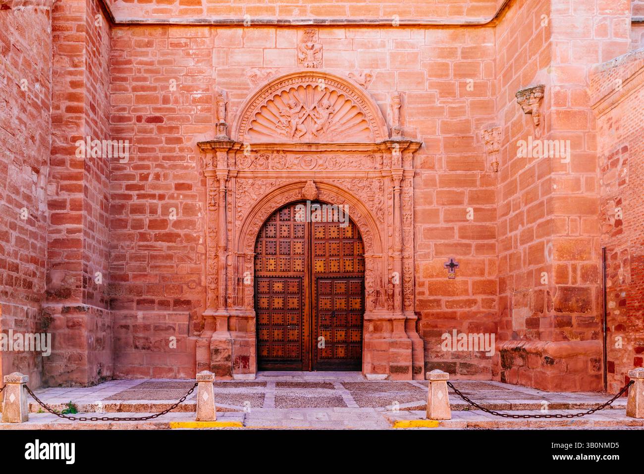 Portail latéral. Église de San Andres et son impressionnante façade de style classique. Villanueva de los Infantes, Ciudad Real, Castille-la Manche, Espagne, Europ Banque D'Images